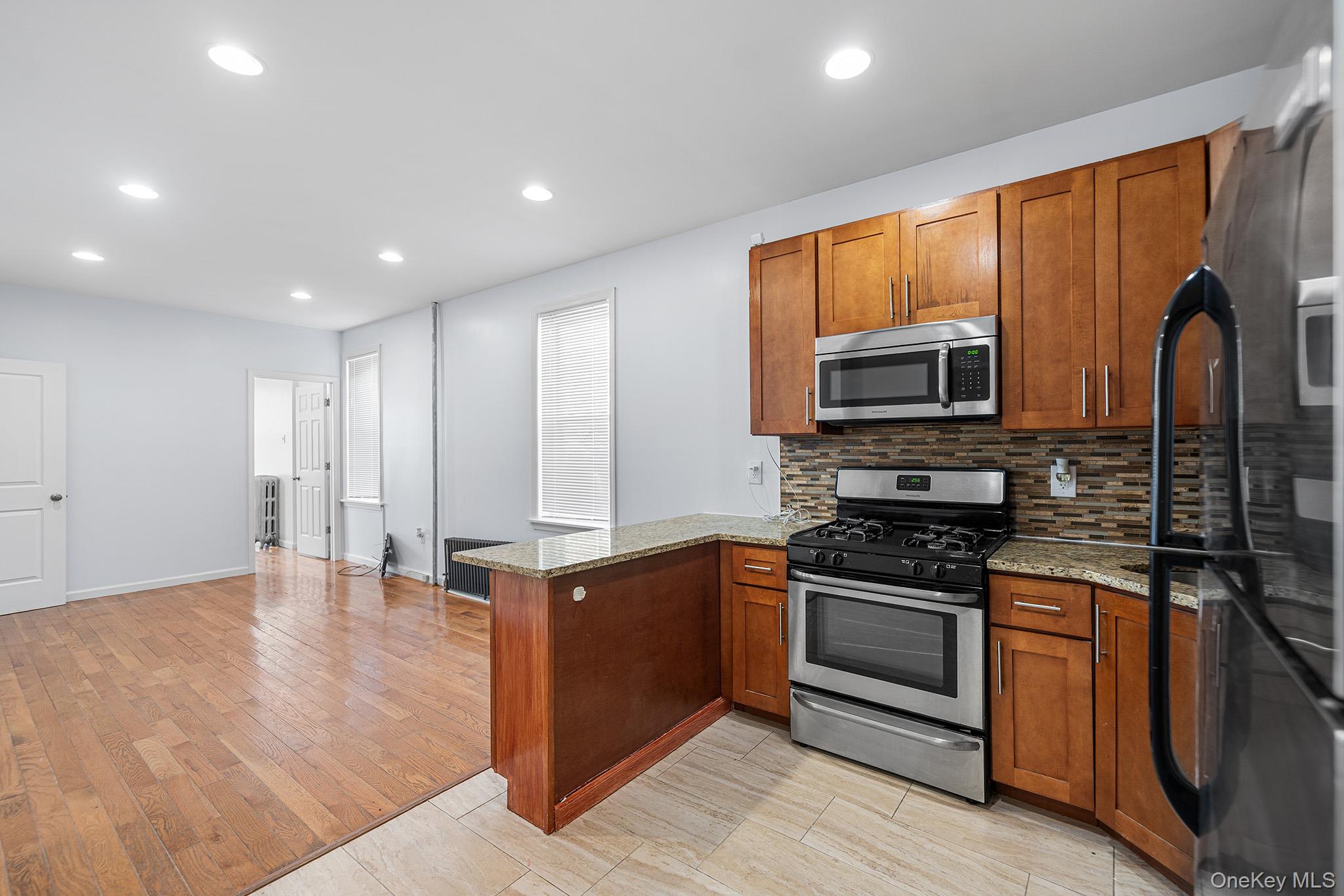 #12 photo, 6921 78th Street, クイーンズ区 Middle Village , NY 11379