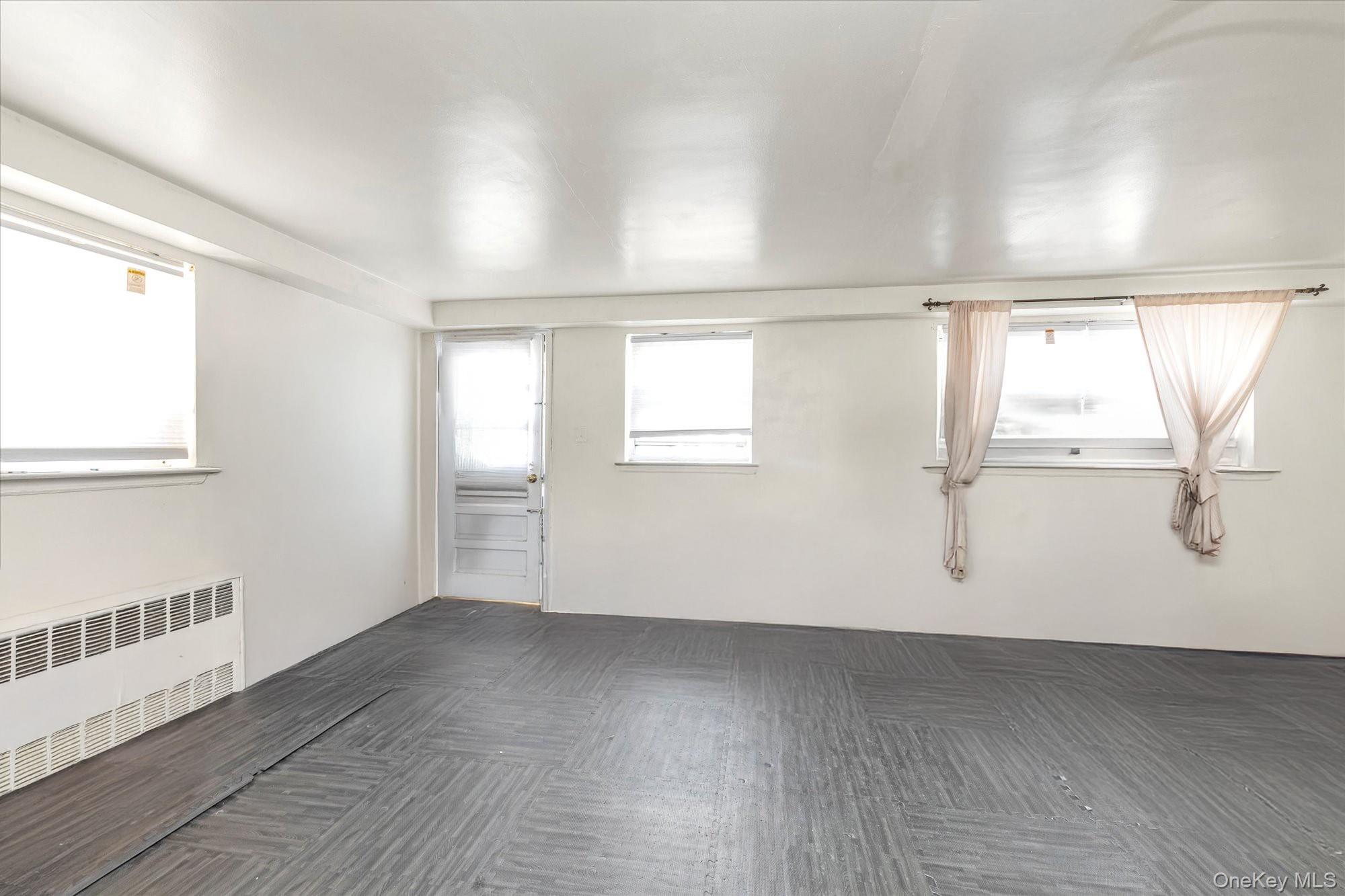 #12 photo, 25-14 44th Street, クイーンズ区 Astoria , NY 11103