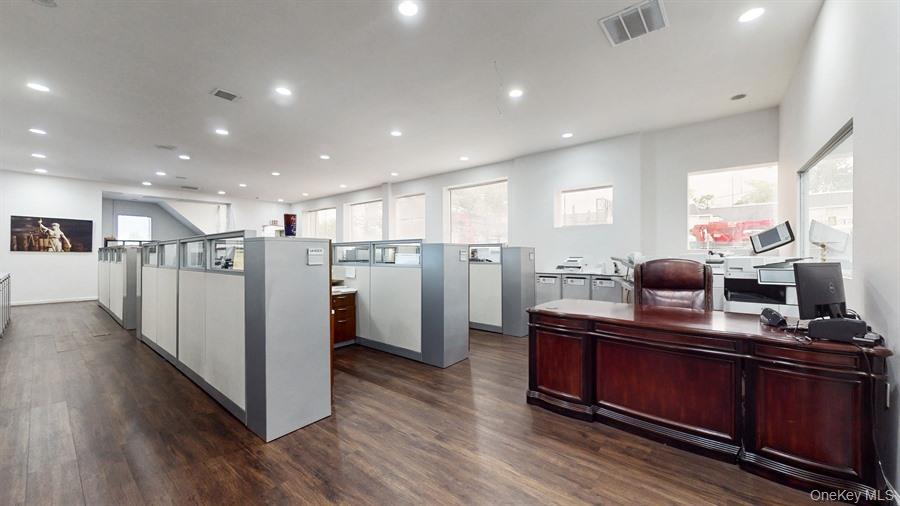 #10 photo, 26-32 Bond Street, ナッソー郡 Westbury , NY 11590