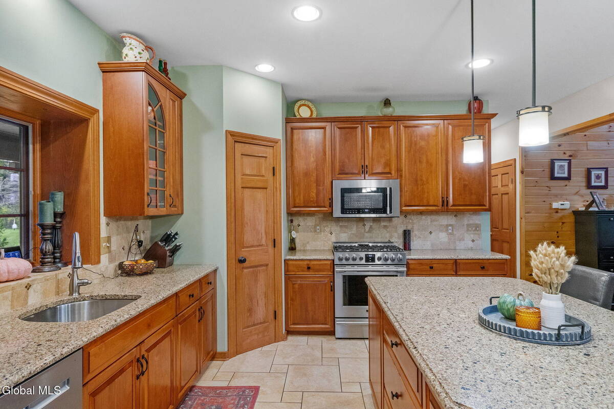 #14 photo, 737 Muitzeskill Road, Schodack , NY 12156