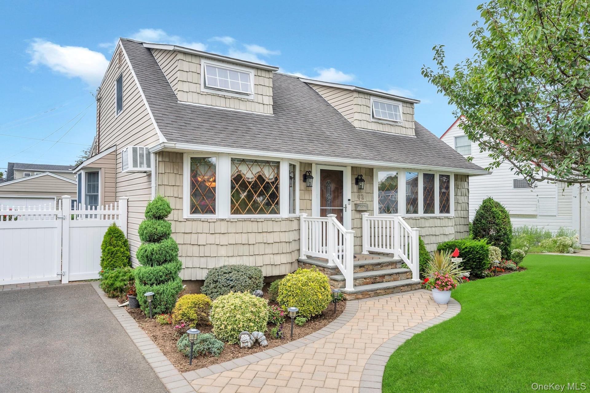 #1 photo, 62 Vincent Road, ناسو Hicksville , NY 11801