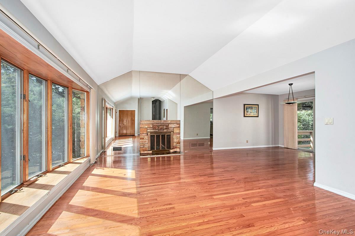 #3 photo, 185 Pinewood Road, Hartsdale , NY 10530