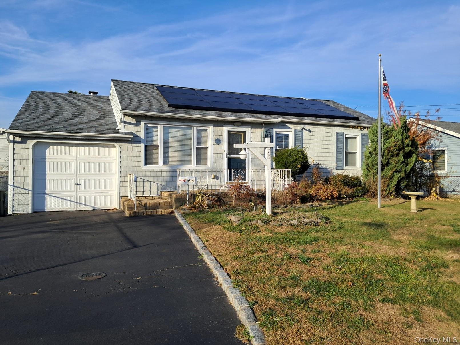 #1 photo, 78 E Seacrest Avenue, 东长岛 Lindenhurst , NY 11757