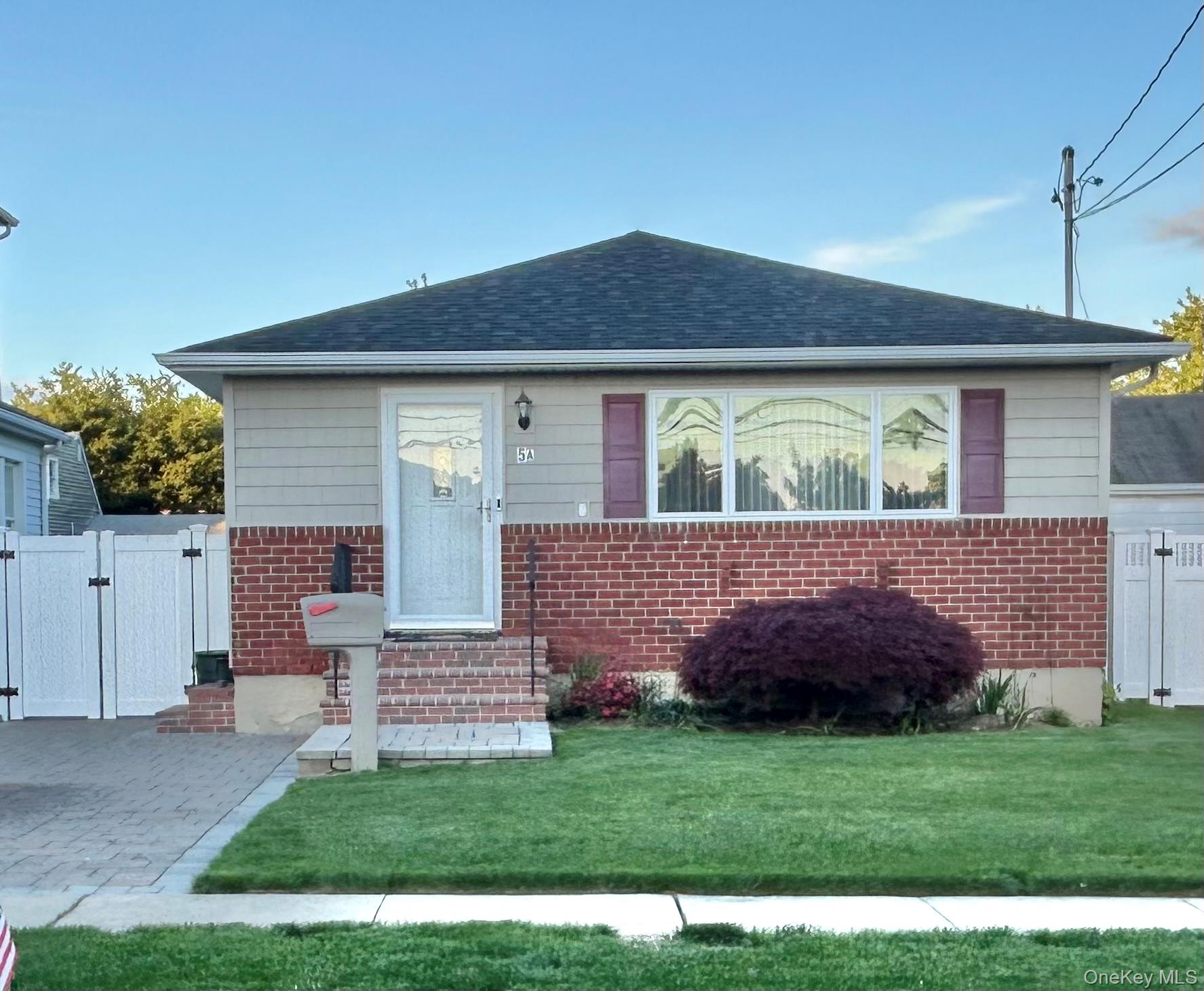 #1 photo, 5A Moeller Street, ناسو Hicksville , NY 11801