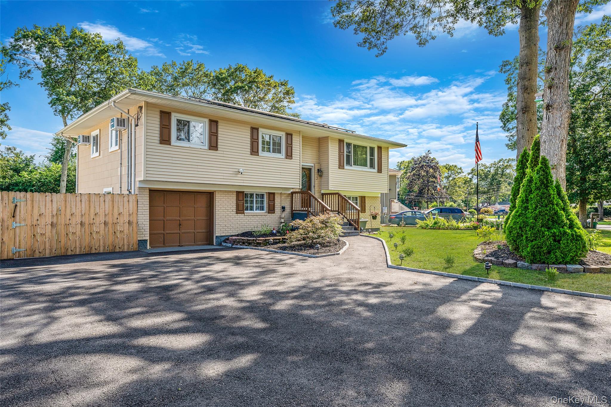 #1 photo, 2 Alan Street, सफ़ोक काउंटी Holbrook , NY 11741