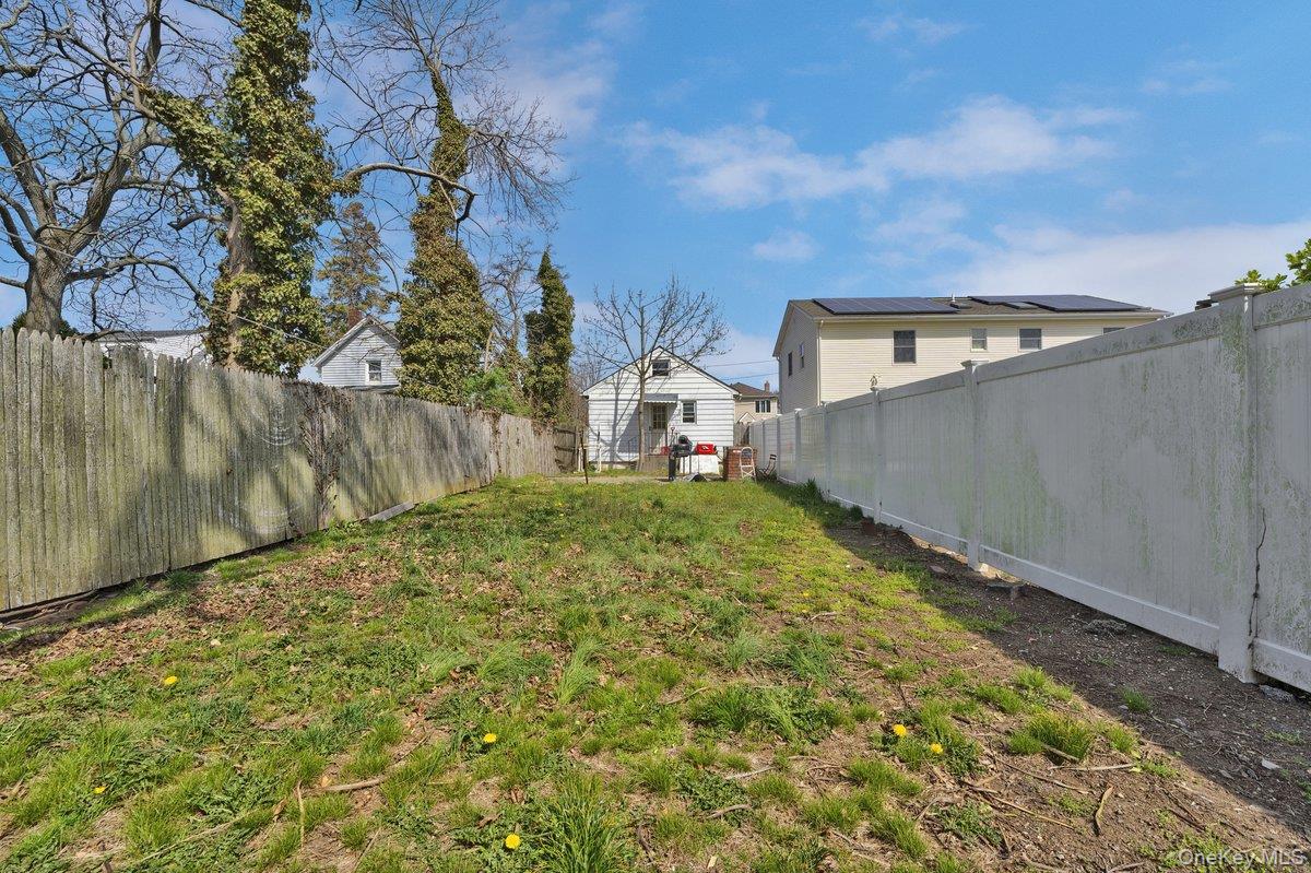 #1 photo, 692 Beck Street, ナッソー郡 Hempstead , NY 11553