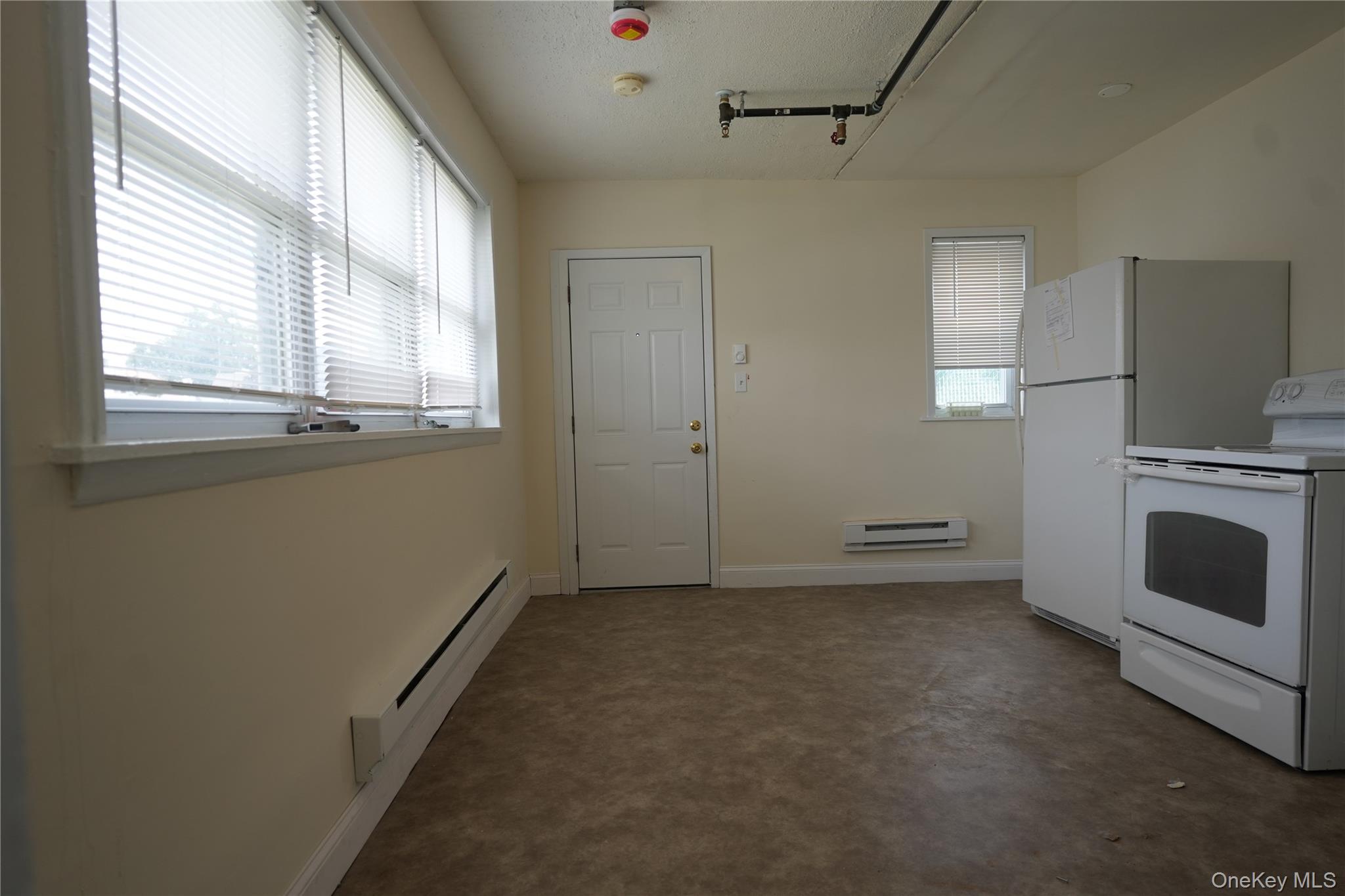 #4 photo, 488 Nassau Road, ナッソー郡 Roosevelt , NY 11575