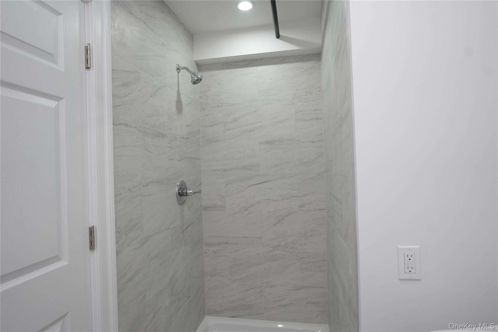 #7 photo, 488 Nassau Road, ナッソー郡 Roosevelt , NY 11575