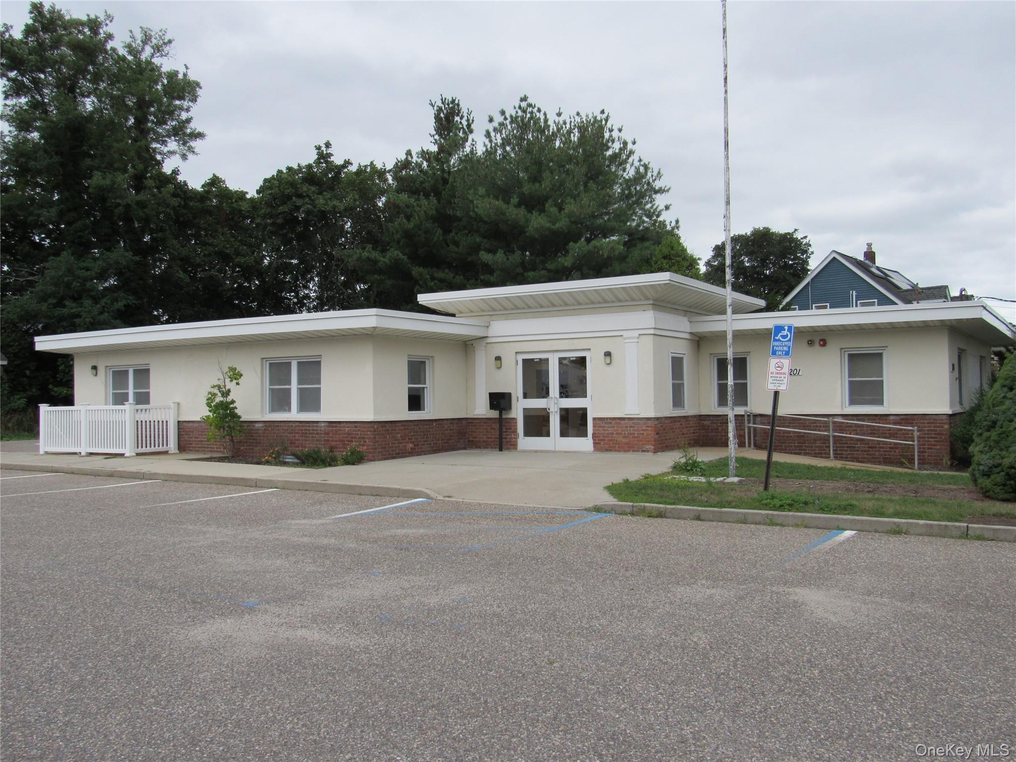 #1 photo, 201 Howell Avenue, サフォーク郡 Riverhead , NY 11901