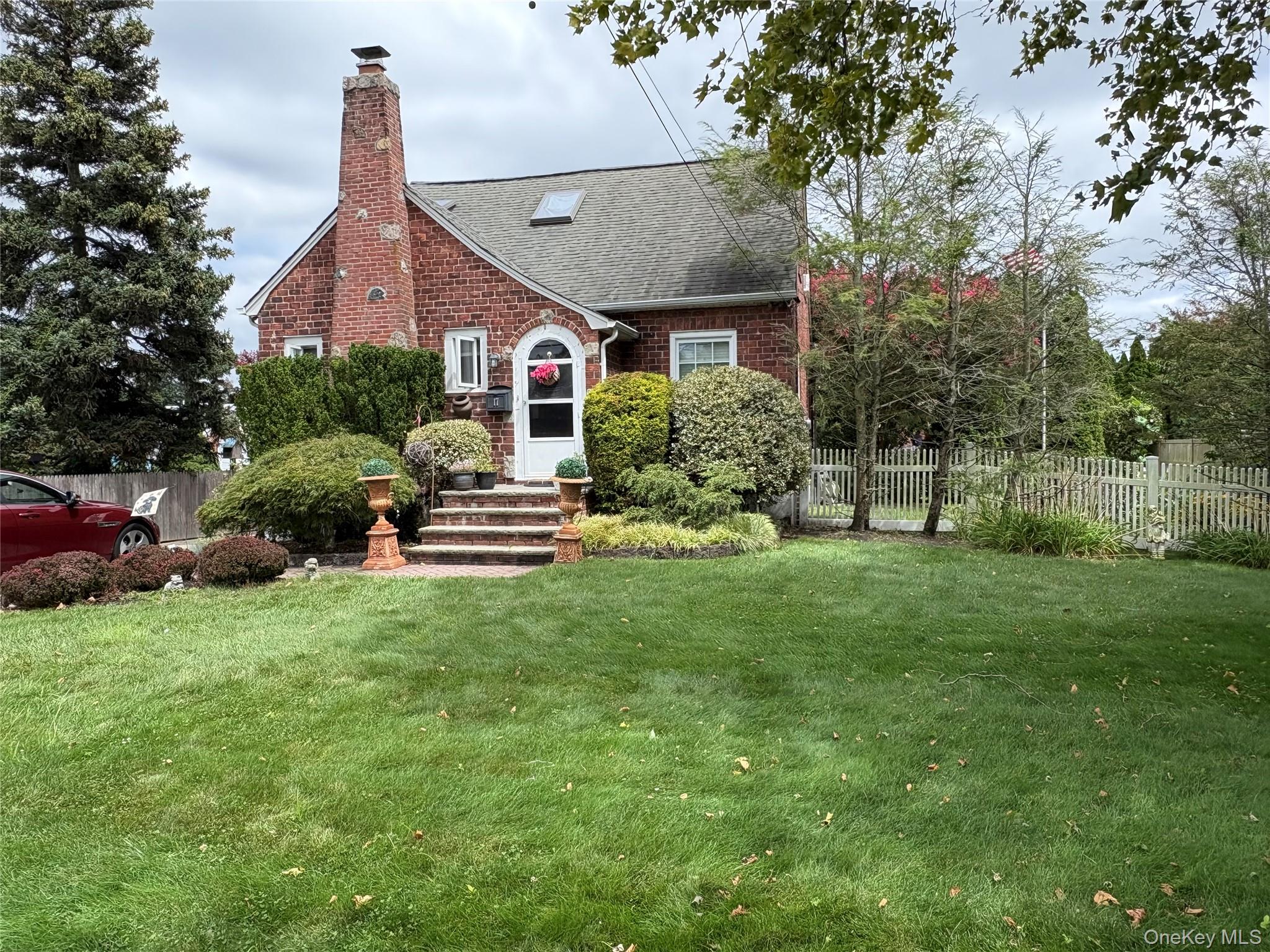 #1 photo, 17 Somerset Avenue, सफ़ोक काउंटी East Islip , NY 11730