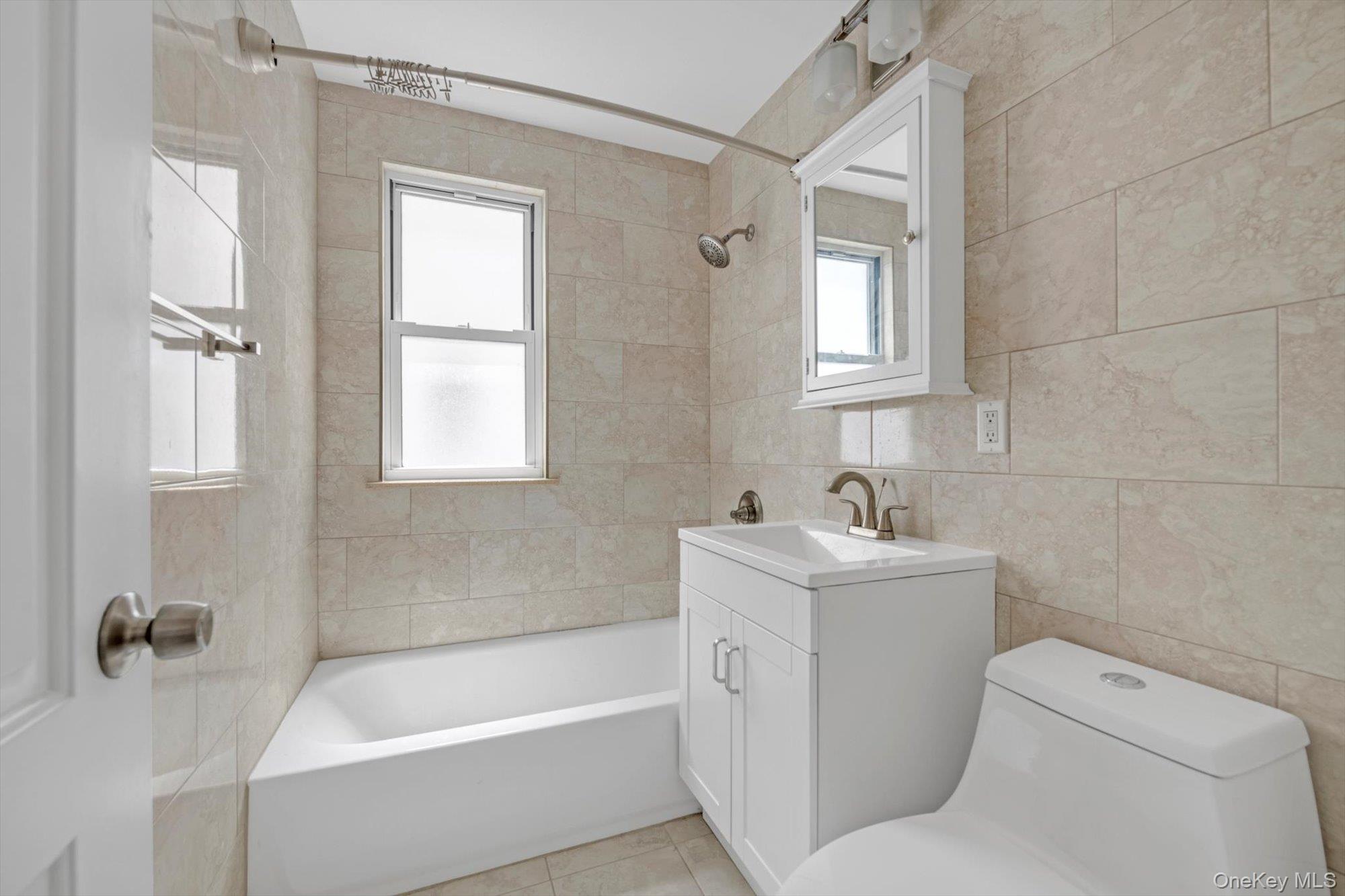 #13 photo, 2825 46th Street, クイーンズ区 Astoria , NY 11103