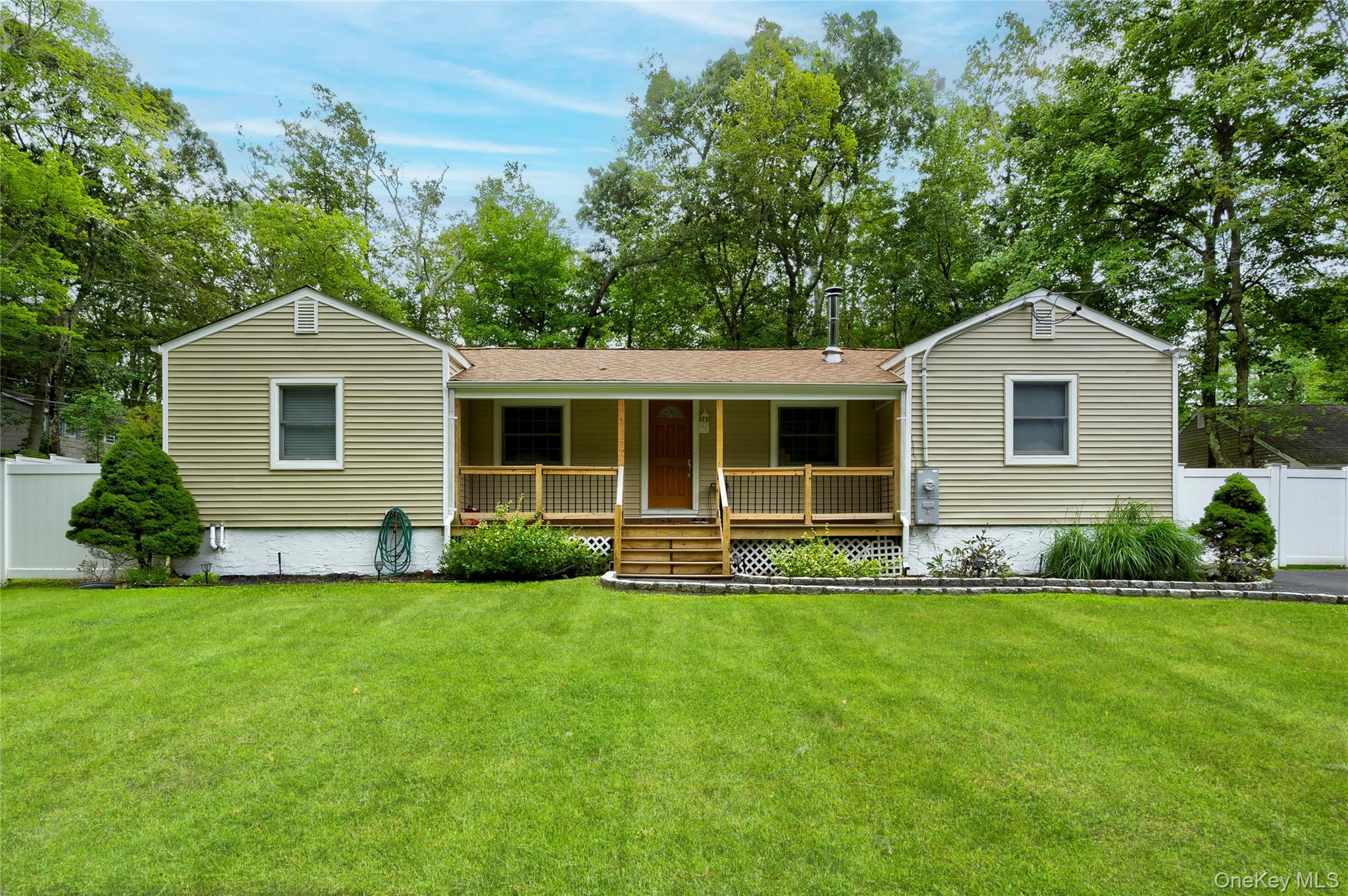 #1 photo, 238 Locust Drive, サフォーク郡 Rocky Point , NY 11778