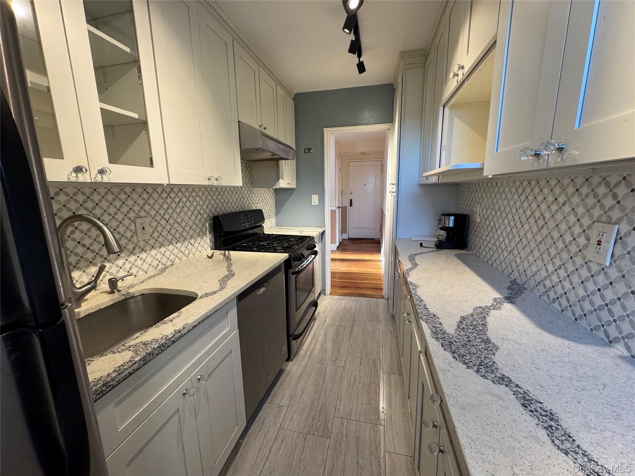 #4 photo, 30 Cathedral Avenue, Hempstead , NY 11550