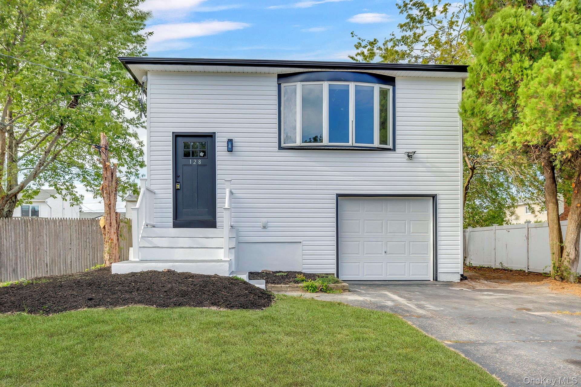 #1 photo, 128 Spring Street, नासाउ काउंटी Massapequa , NY 11758