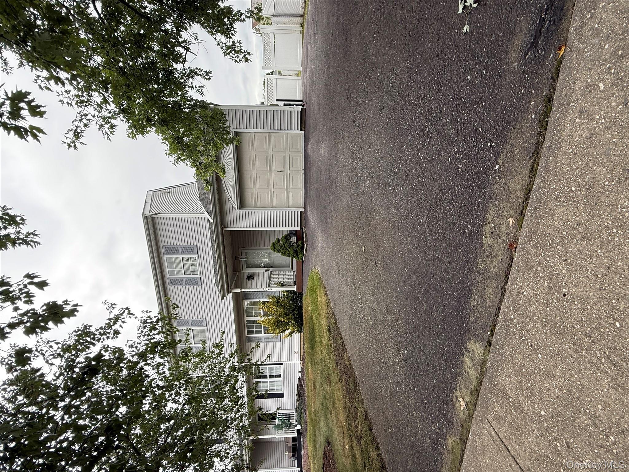 #1 photo, 6 Walnut Street, サフォーク郡 Central Islip , NY 11722