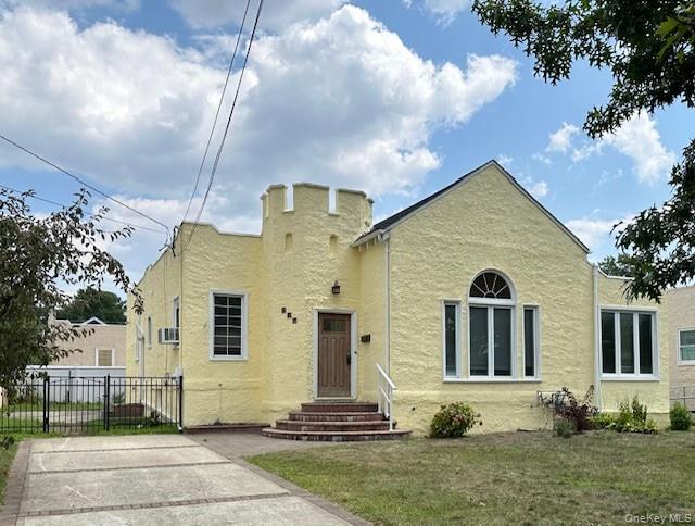 #1 photo, 127 Fox Boulevard, नासाउ काउंटी Merrick , NY 11566