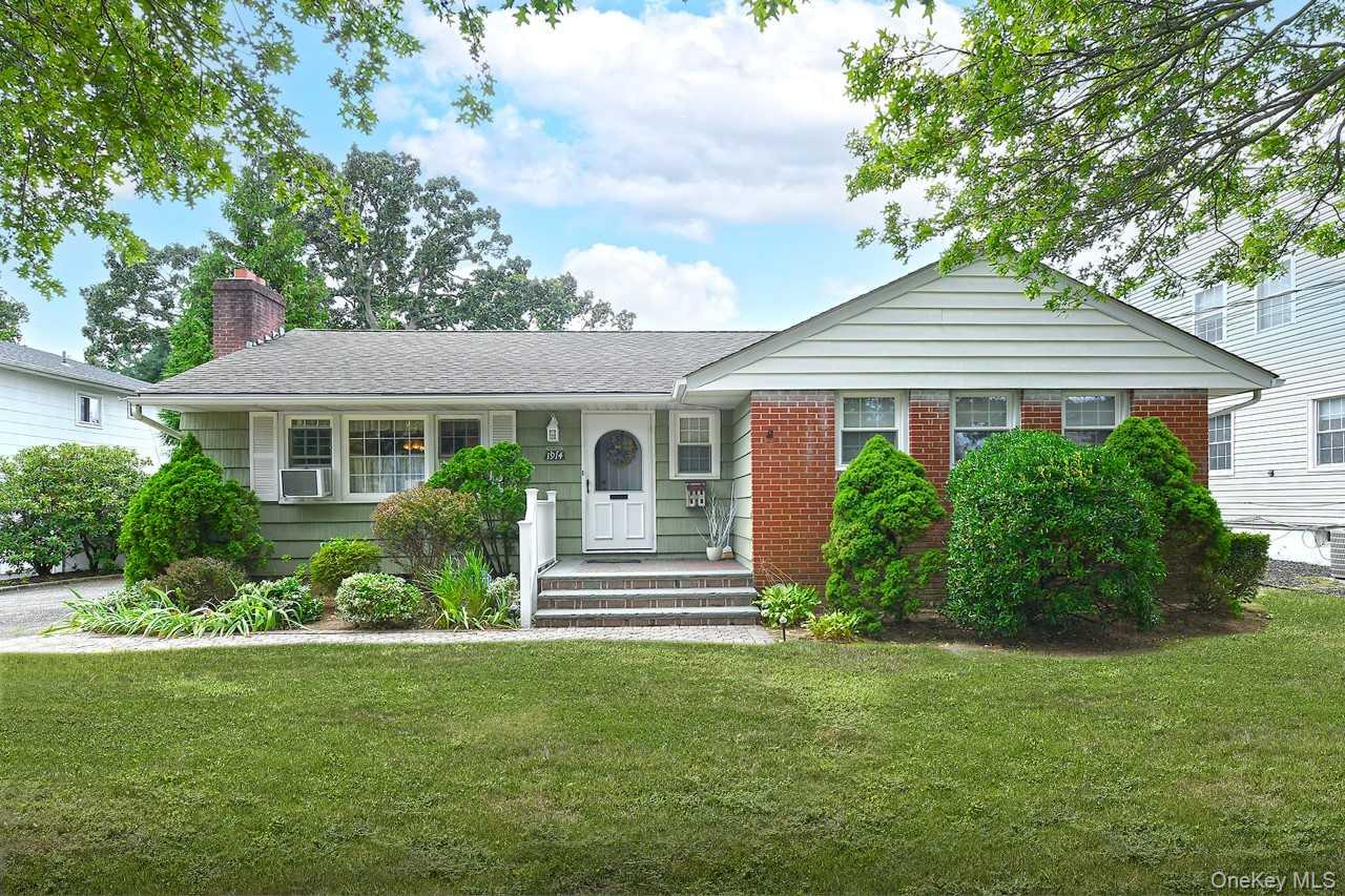 #1 photo, 1914 Bergen Street, Bellmore , NY 11710