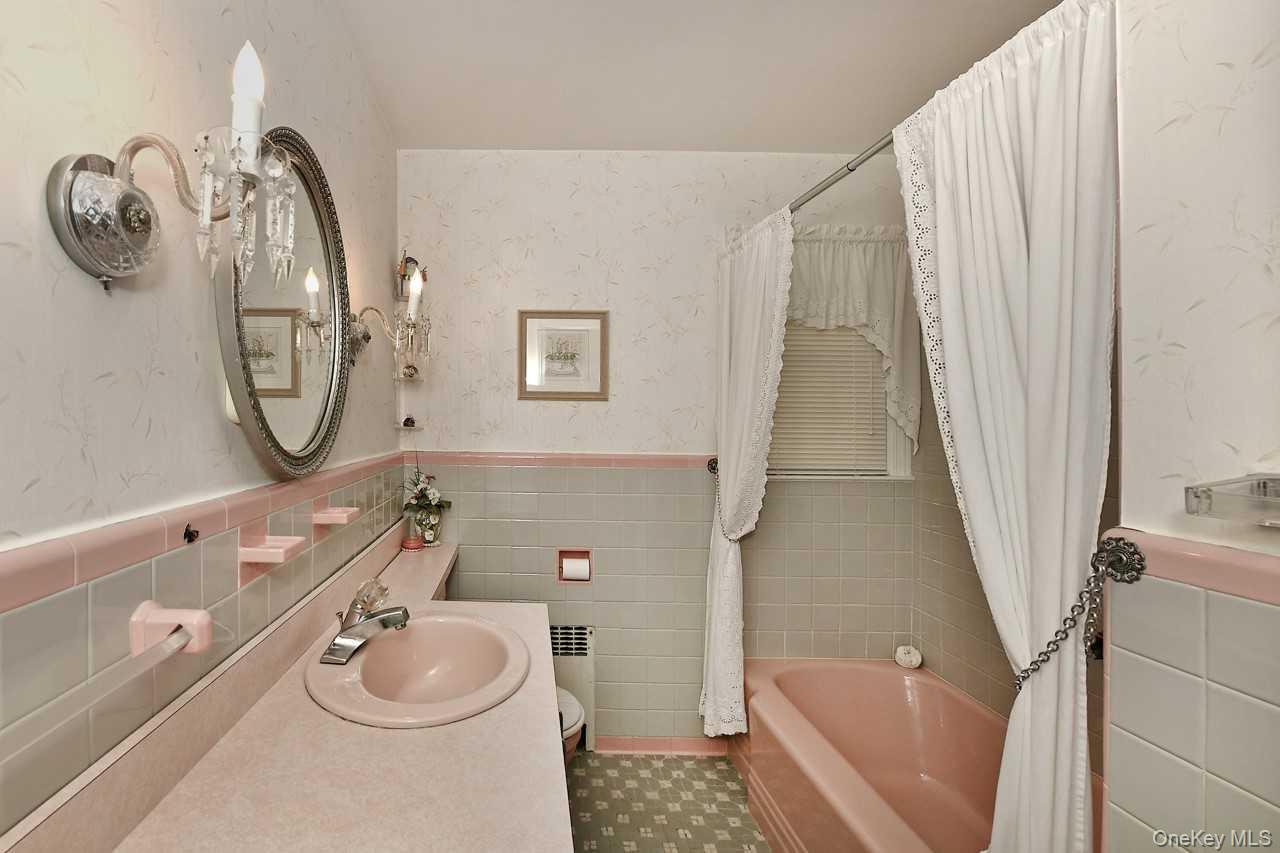 #18 photo, 1914 Bergen Street, Bellmore , NY 11710