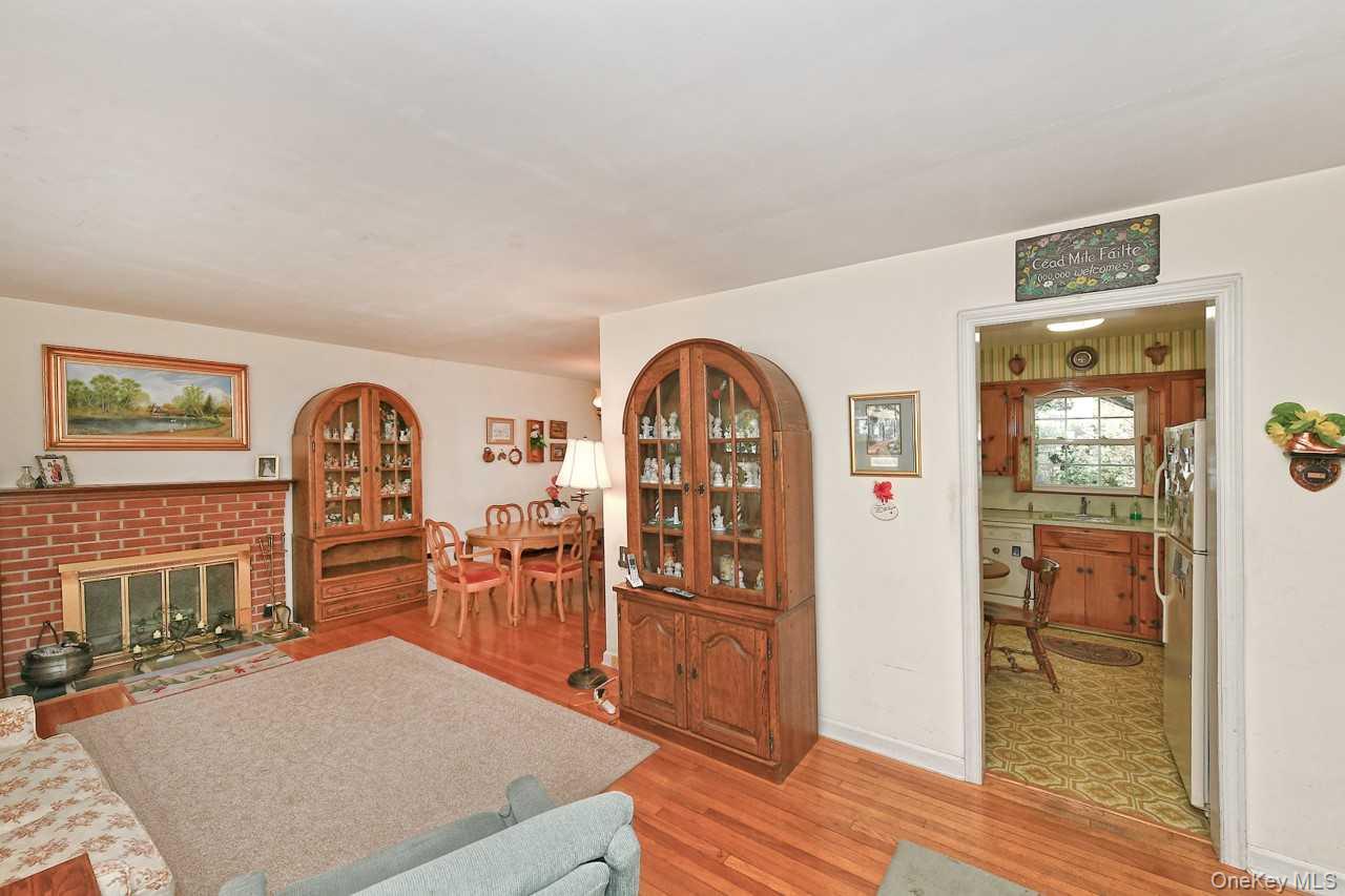 #6 photo, 1914 Bergen Street, Bellmore , NY 11710