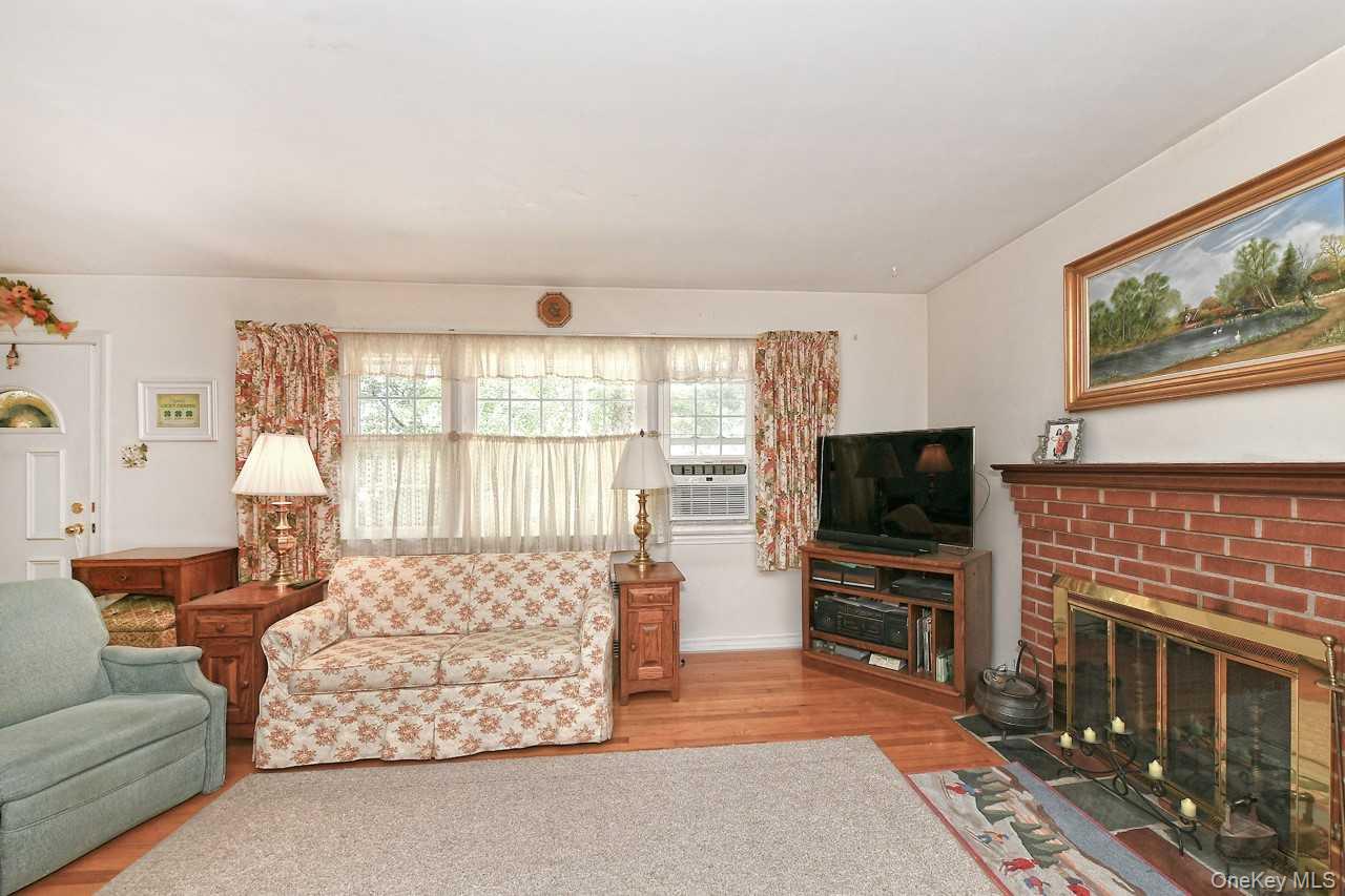 #8 photo, 1914 Bergen Street, Bellmore , NY 11710