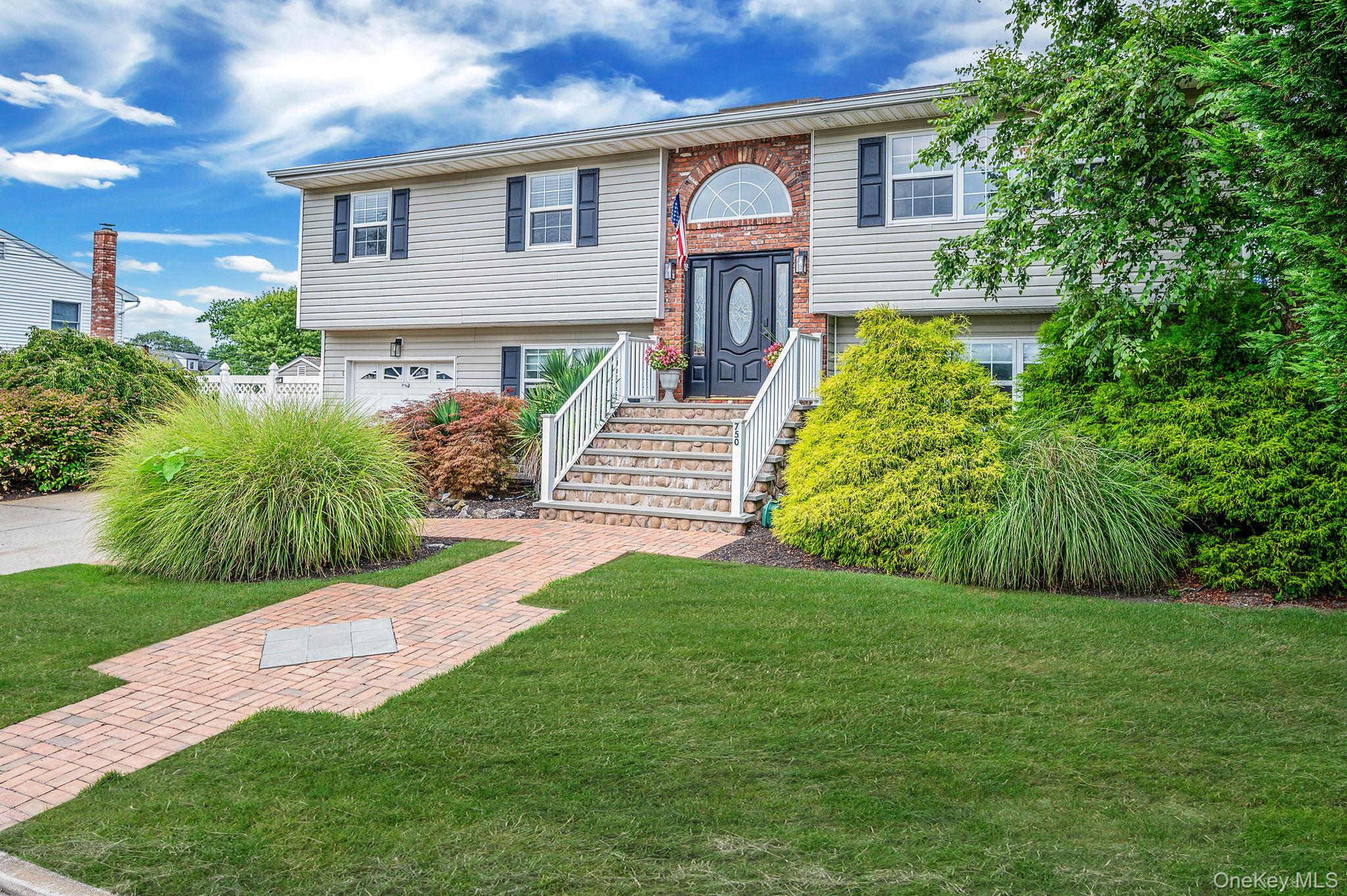 #1 photo, 750 Hancock Place, सफ़ोक काउंटी Lindenhurst , NY 11757