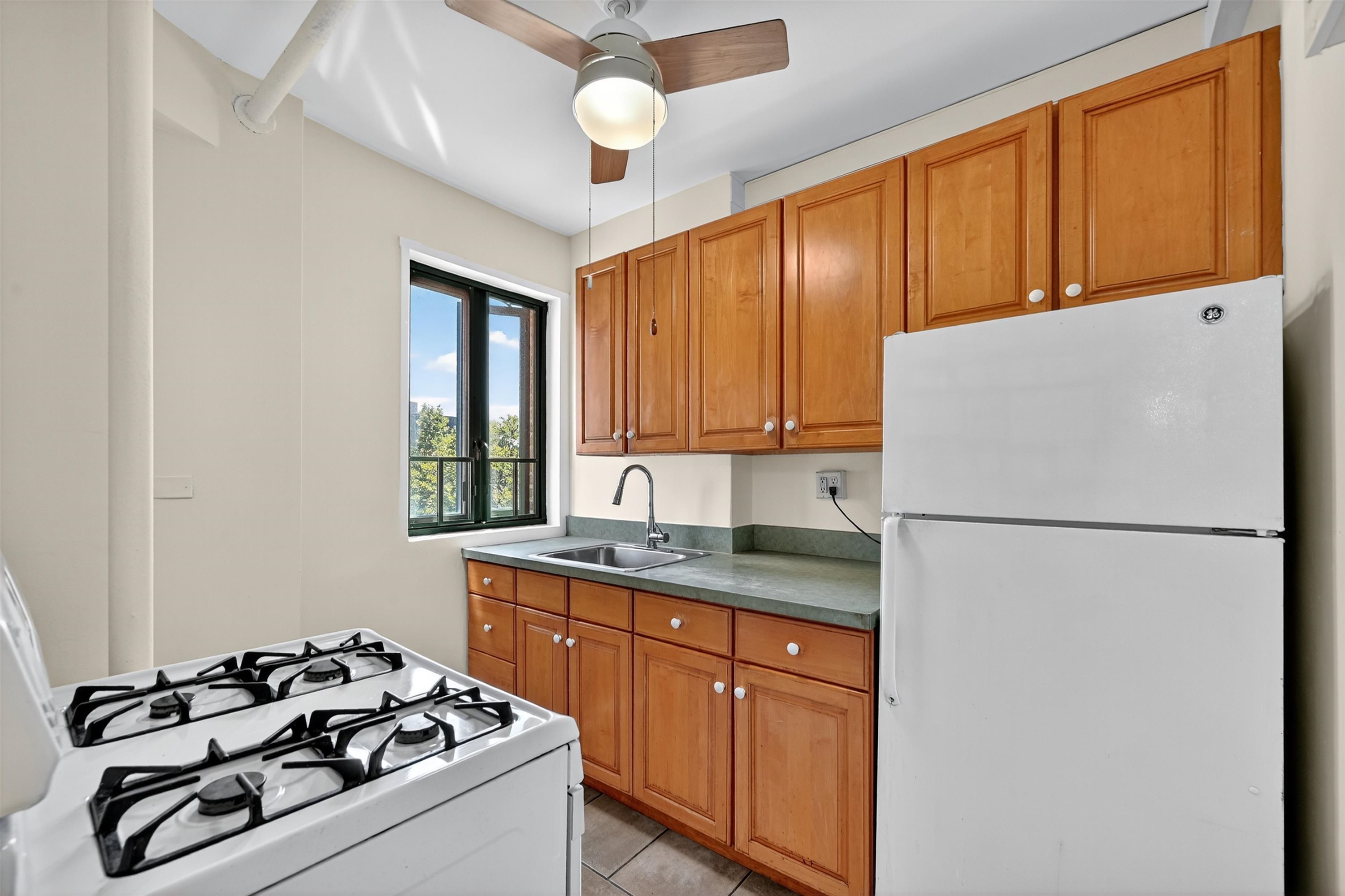 #1 photo, 1555 Unionport Road, ब्रोंक्स Parkchester , NY 10462