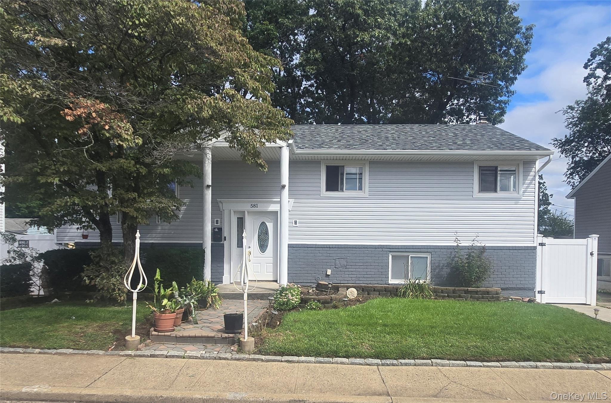 #1 photo, 581 Meacham Avenue, ナッソー郡 Elmont , NY 11003