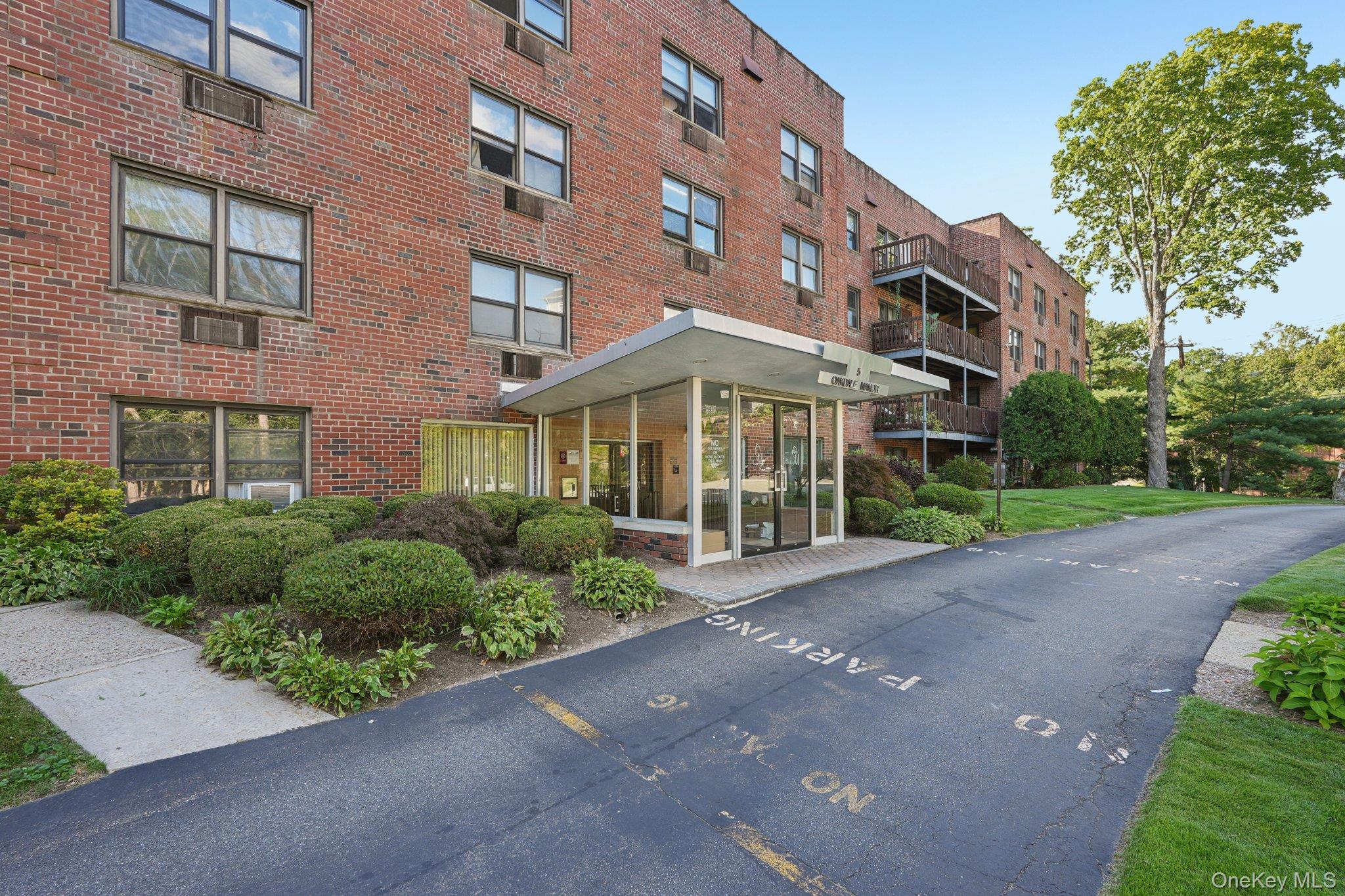 #1 photo, 5 Oakdale Manor, Suffern , NY 10901