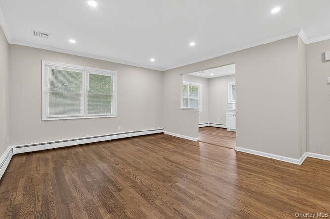 #4 photo, 39 YENNICOCK, Port Washington , NY 11050