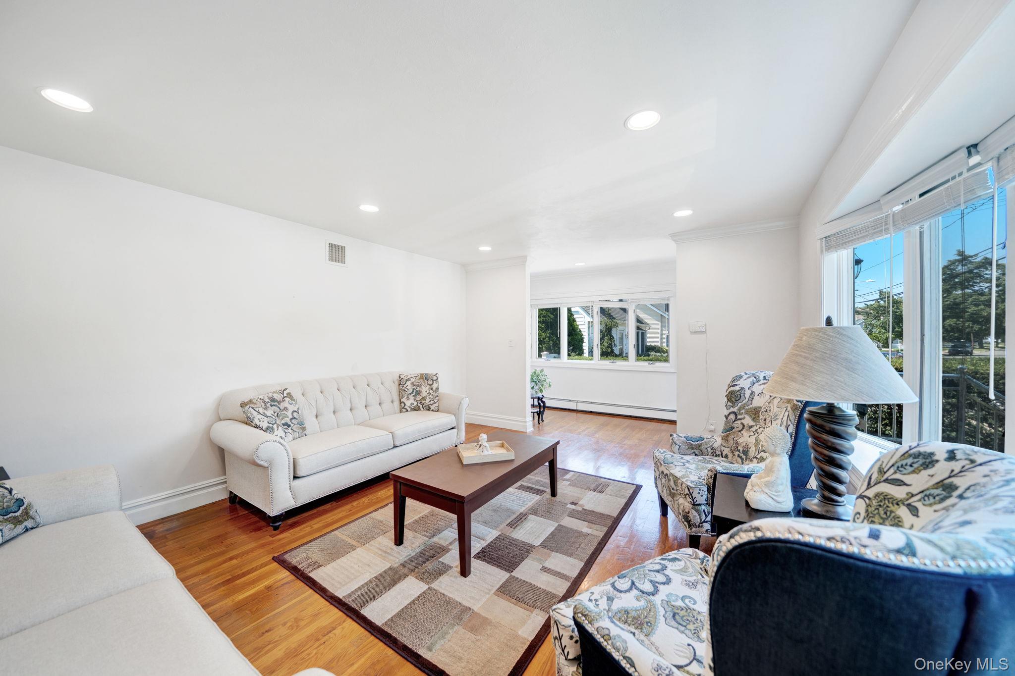 #2 photo, 76 Balcom Road, ナッソー郡 Farmingdale , NY 11735