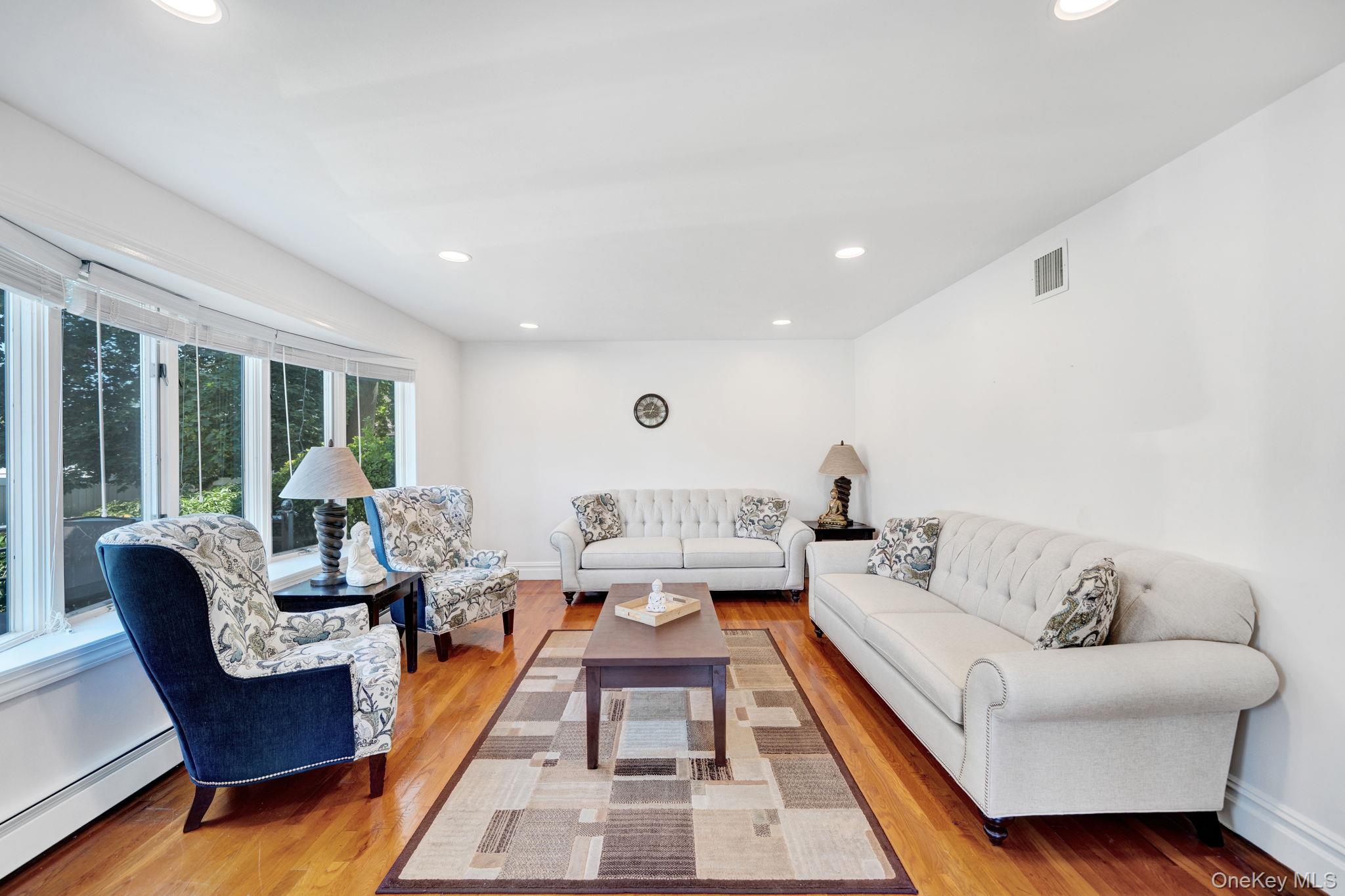 #3 photo, 76 Balcom Road, ナッソー郡 Farmingdale , NY 11735