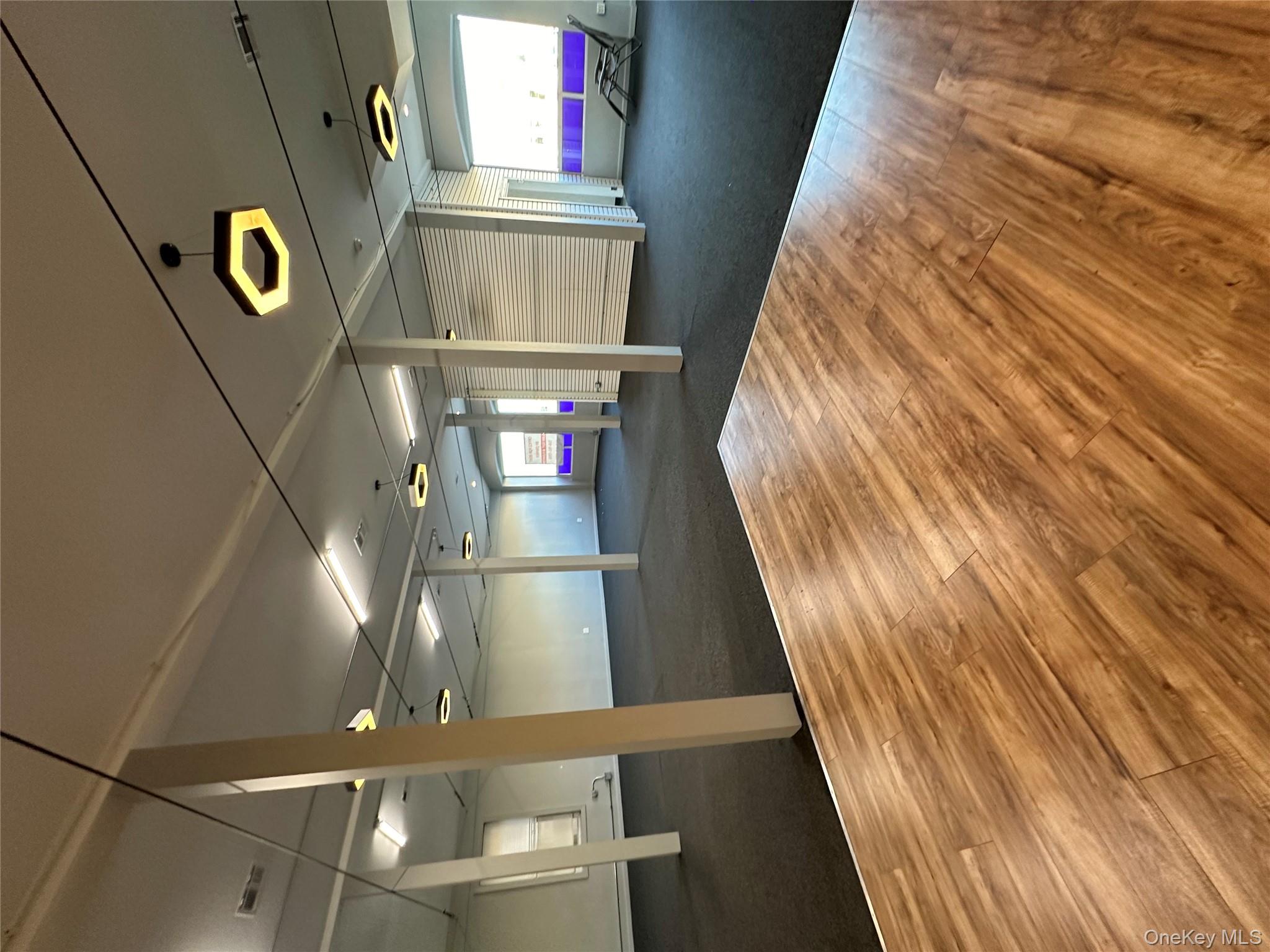 #3 photo, 202 Merrick Road, ナッソー郡 Rockville Centre , NY 11570