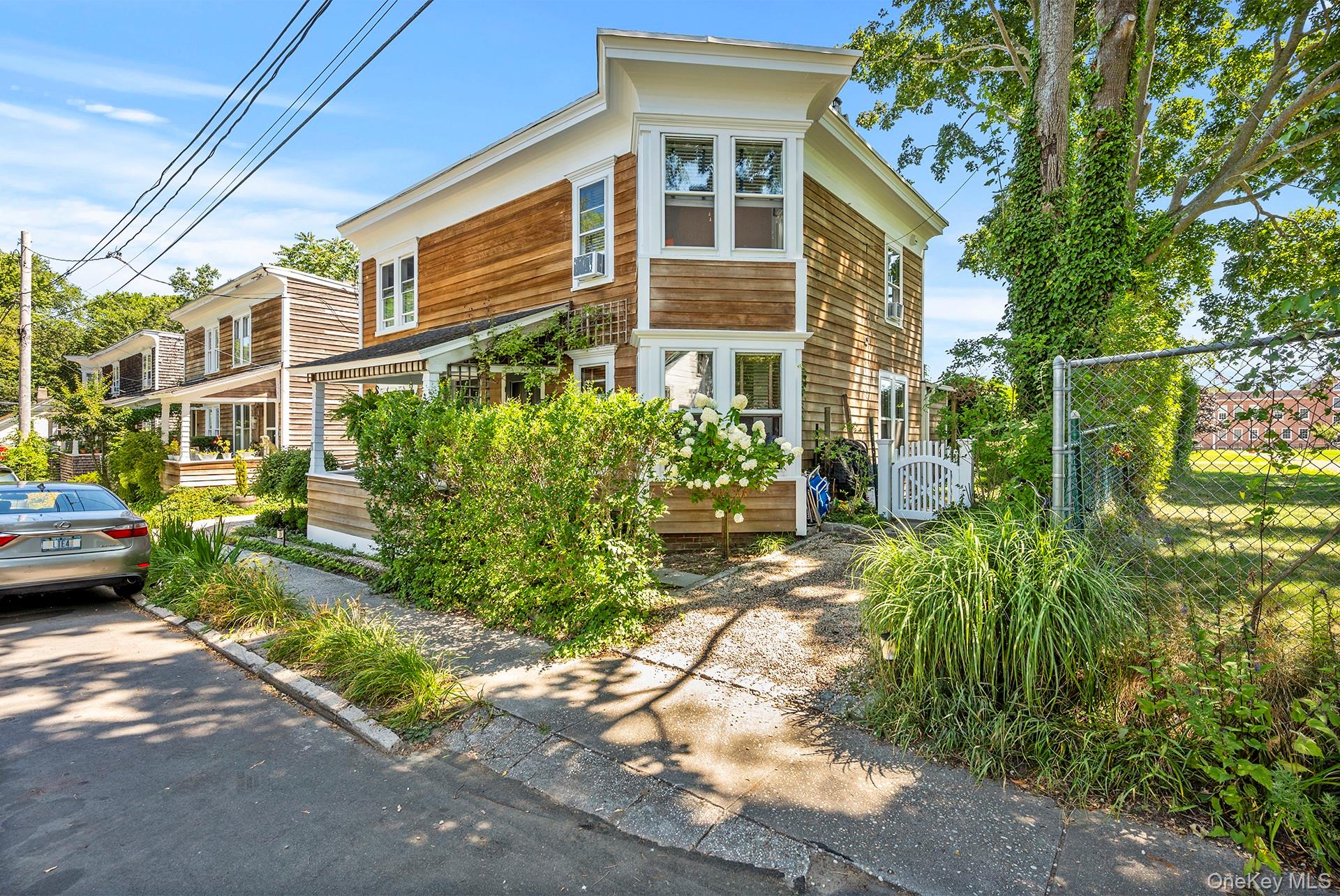 #1 photo, 17 Elizabeth, सफ़ोक काउंटी Sag Harbor , NY 11963