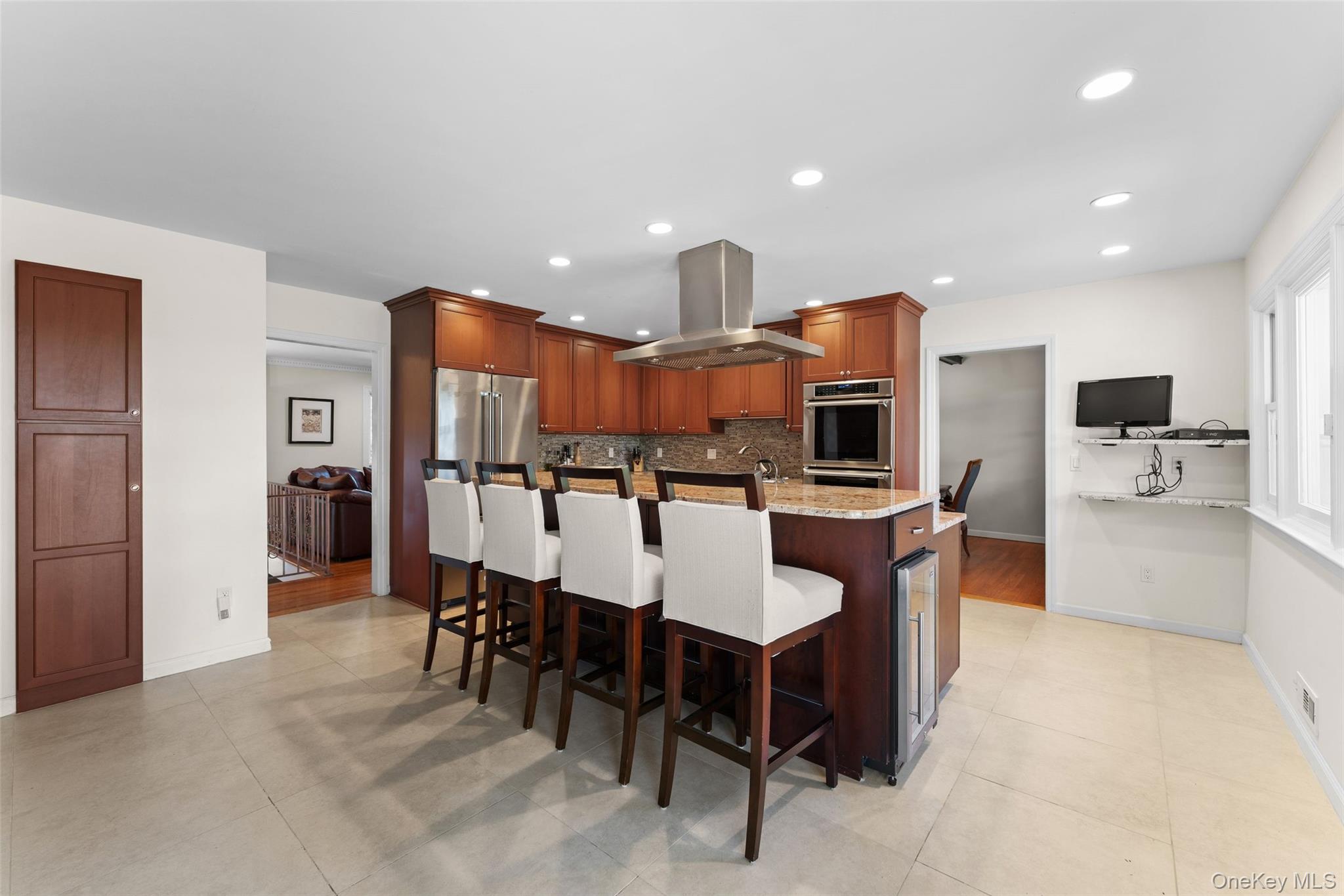 #11 photo, 114 Oxford Road, New Rochelle , NY 10804