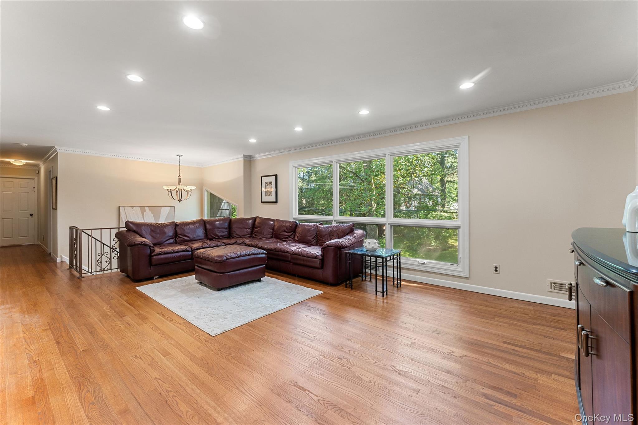 #4 photo, 114 Oxford Road, New Rochelle , NY 10804