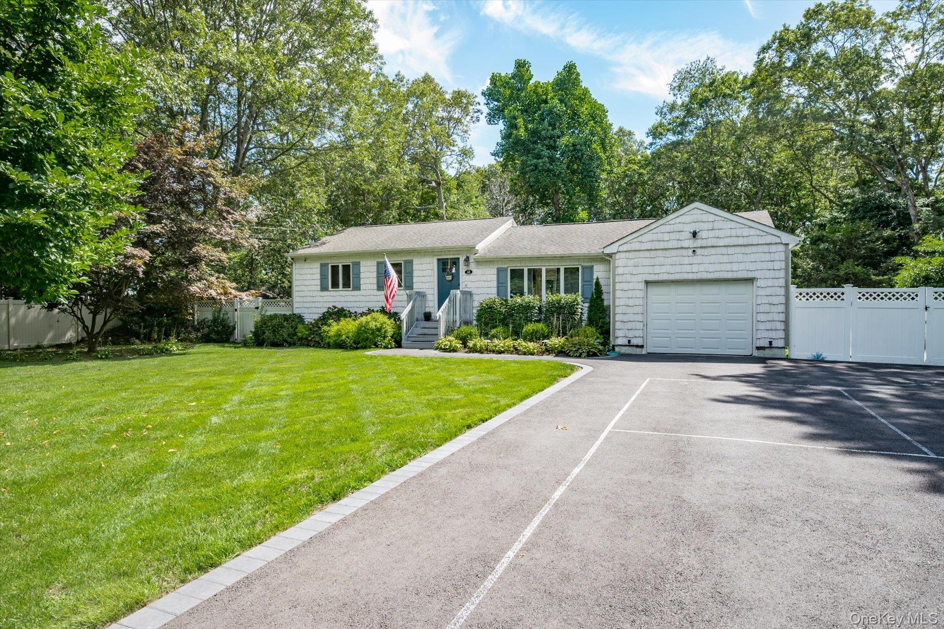 #1 photo, 68 Crestwood Drive, サフォーク郡 Shirley , NY 11967