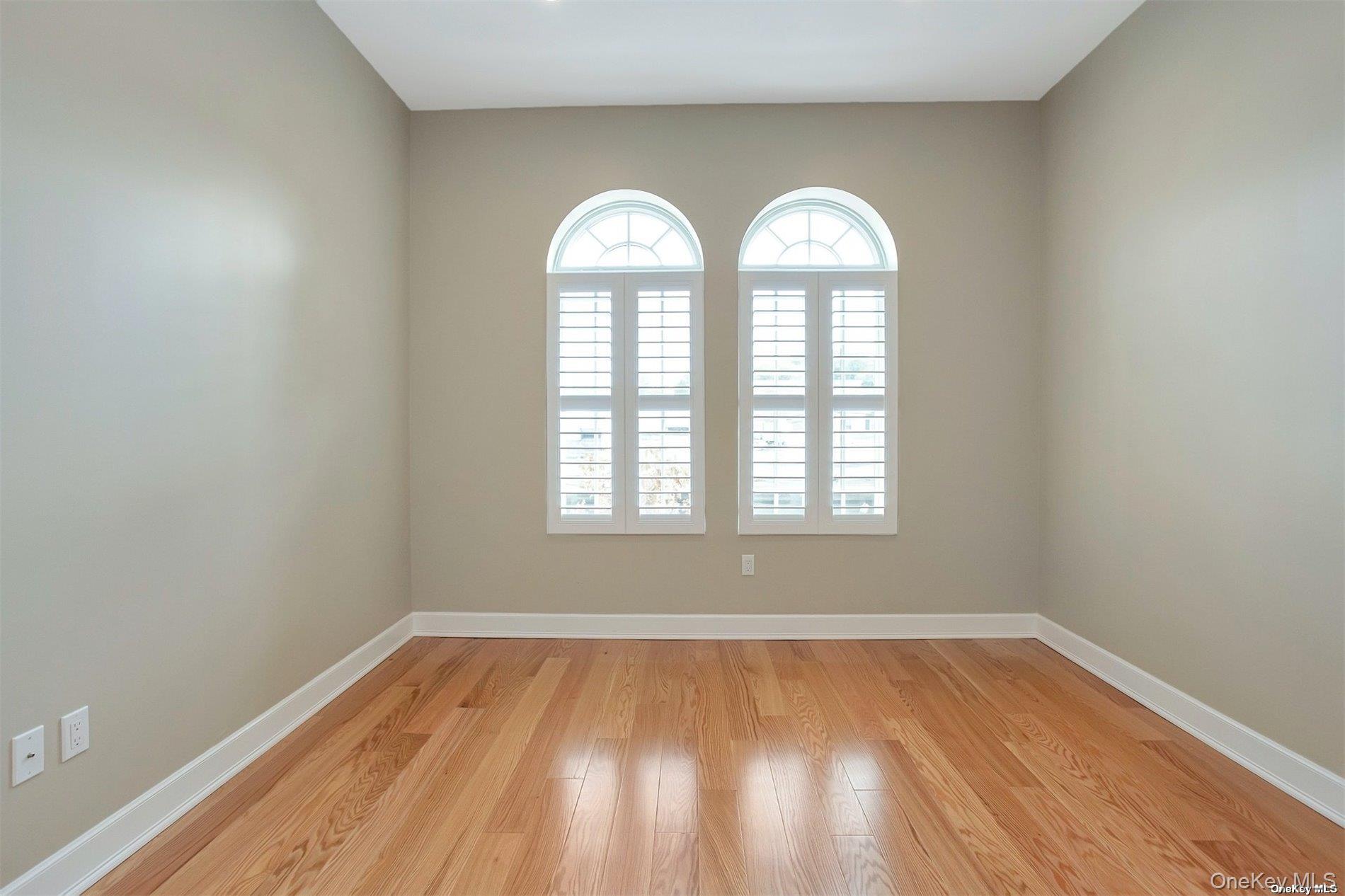 #16 photo, 10 Wall Street, サフォーク郡 Huntington , NY 11743