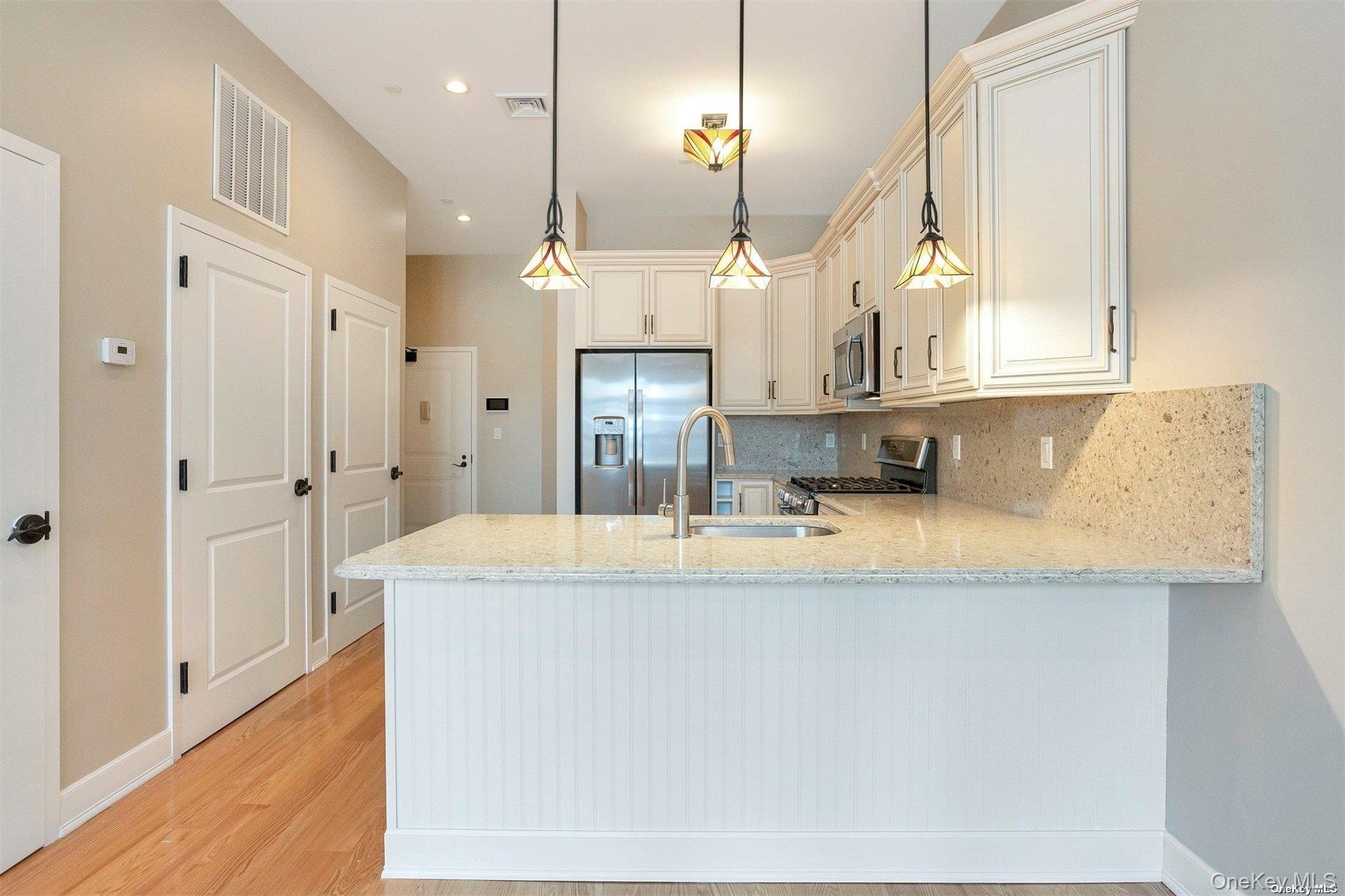 #4 photo, 10 Wall Street, サフォーク郡 Huntington , NY 11743