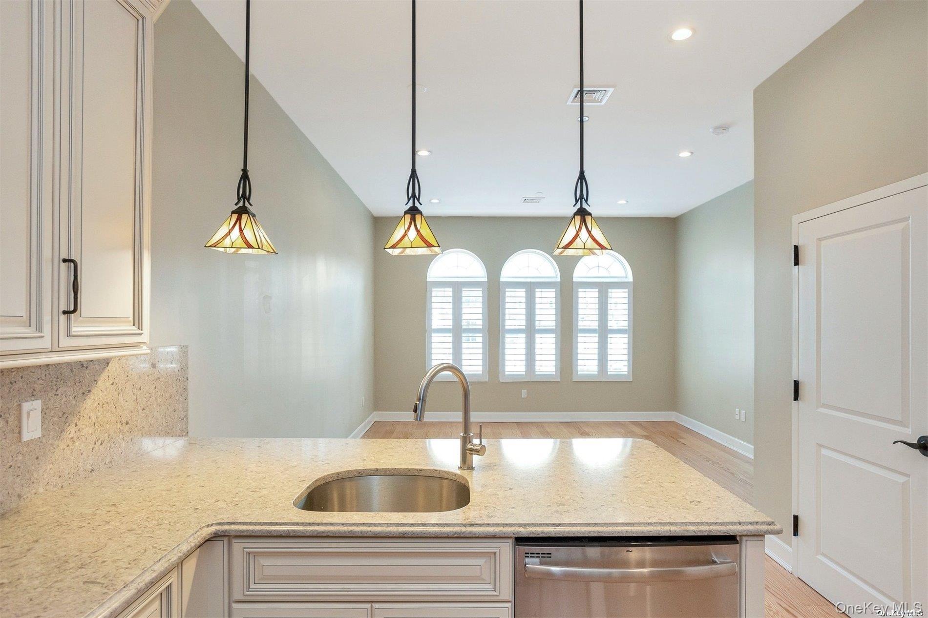 #7 photo, 10 Wall Street, サフォーク郡 Huntington , NY 11743