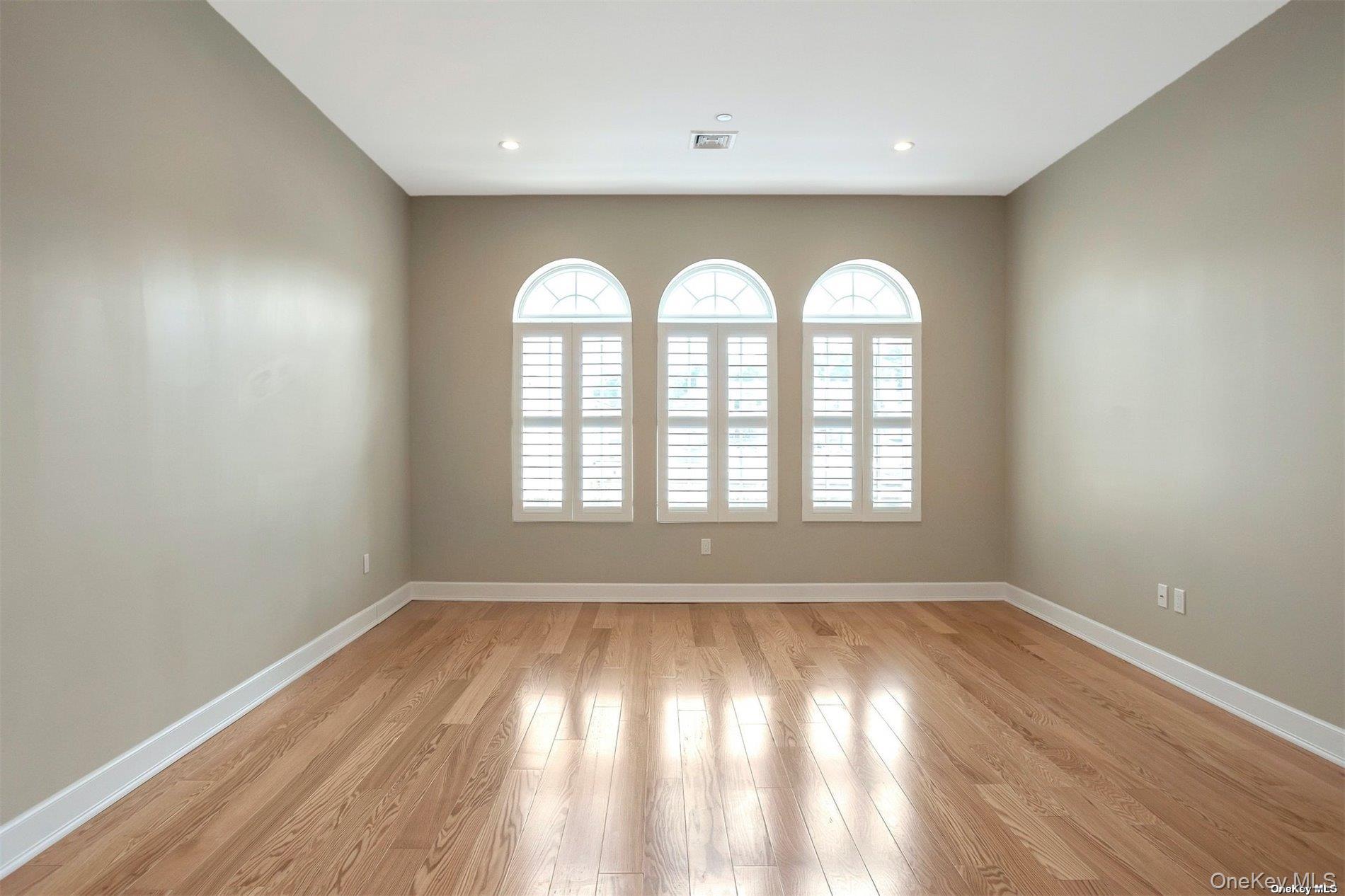 #8 photo, 10 Wall Street, サフォーク郡 Huntington , NY 11743