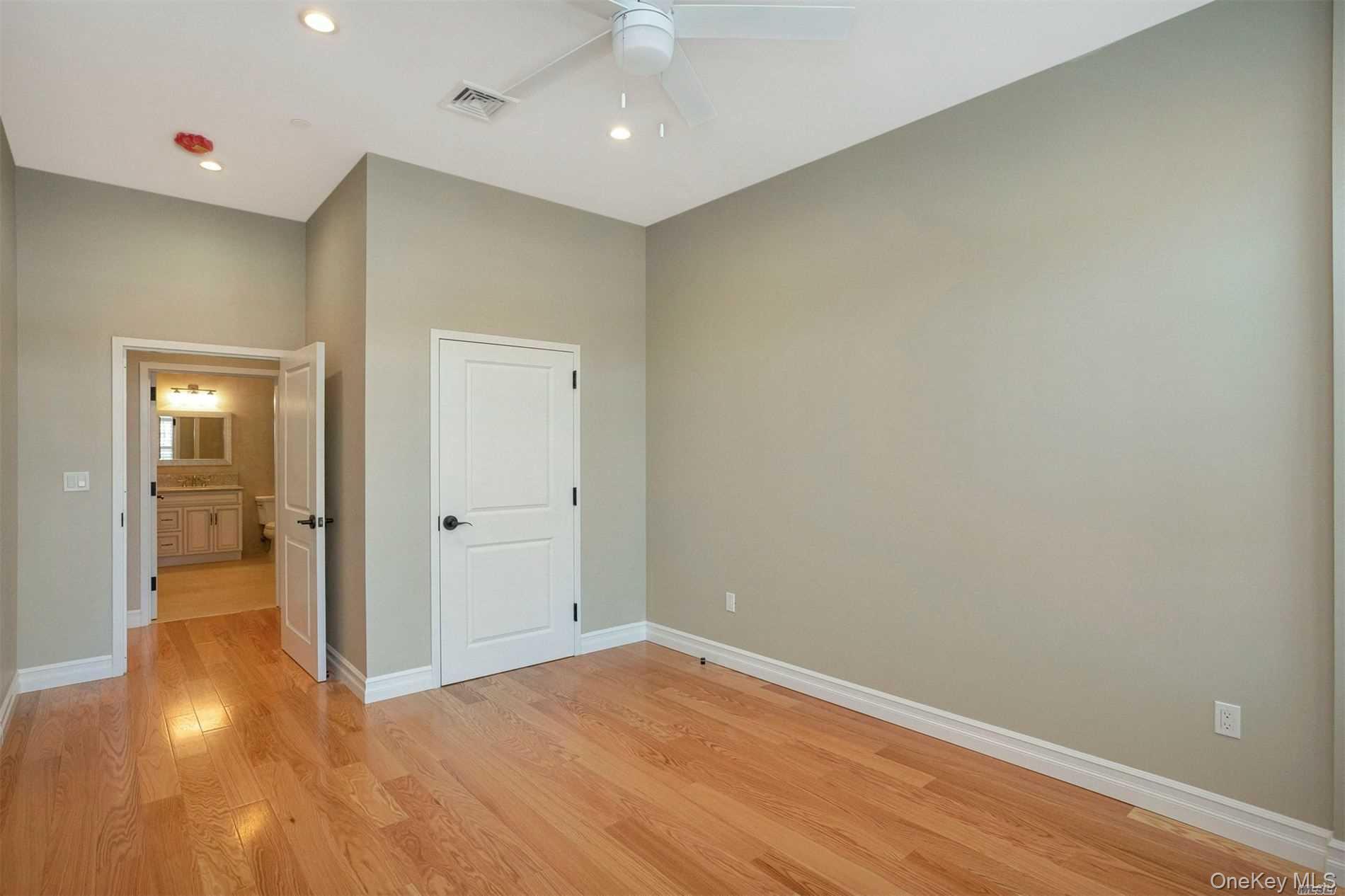 #17 photo, 10 Wall Street, サフォーク郡 Huntington , NY 11743