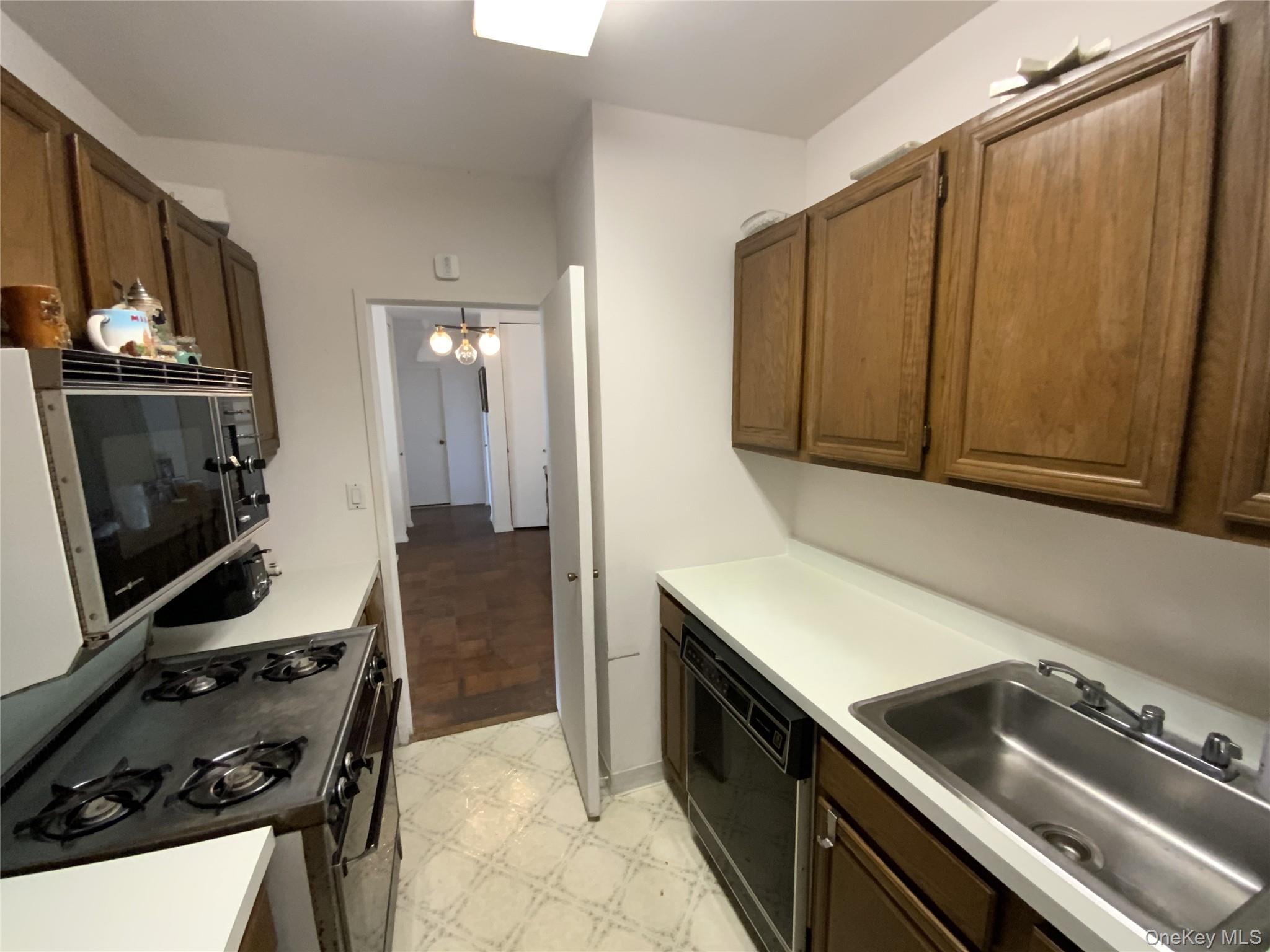 #7 photo, 27110 Grand Central Parkway, クイーンズ区 Floral Park , NY 11005