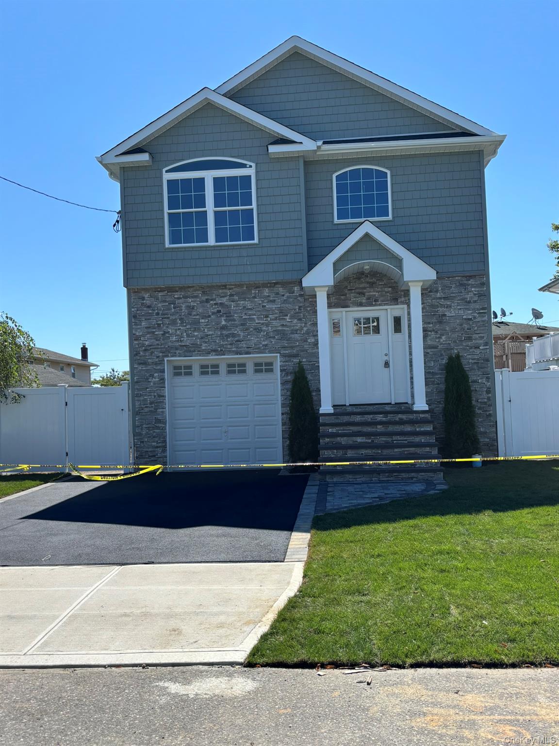 #1 photo, 3 Garfield Place, サフォーク郡 Lindenhurst , NY 11757