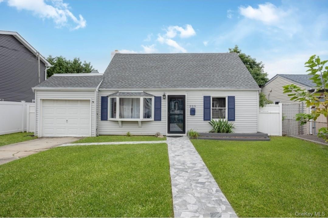 #1 photo, 205 S 12th Street, サフォーク郡 Lindenhurst , NY 11757