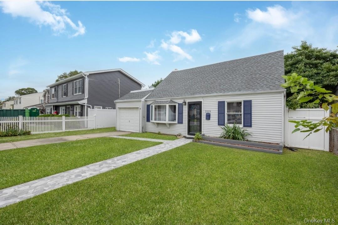 #3 photo, 205 S 12th Street, サフォーク郡 Lindenhurst , NY 11757