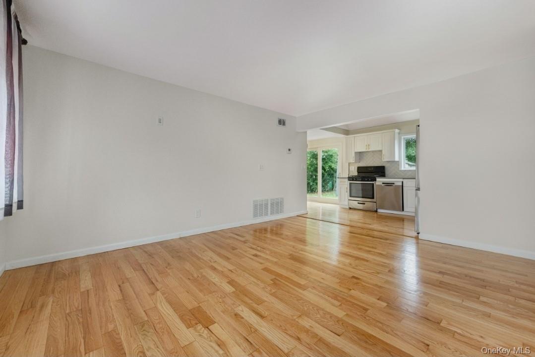 #7 photo, 205 S 12th Street, サフォーク郡 Lindenhurst , NY 11757