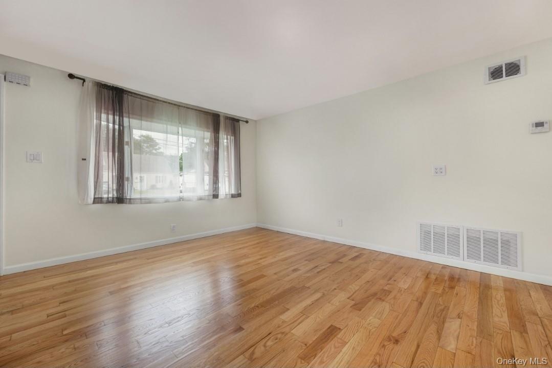 #8 photo, 205 S 12th Street, サフォーク郡 Lindenhurst , NY 11757