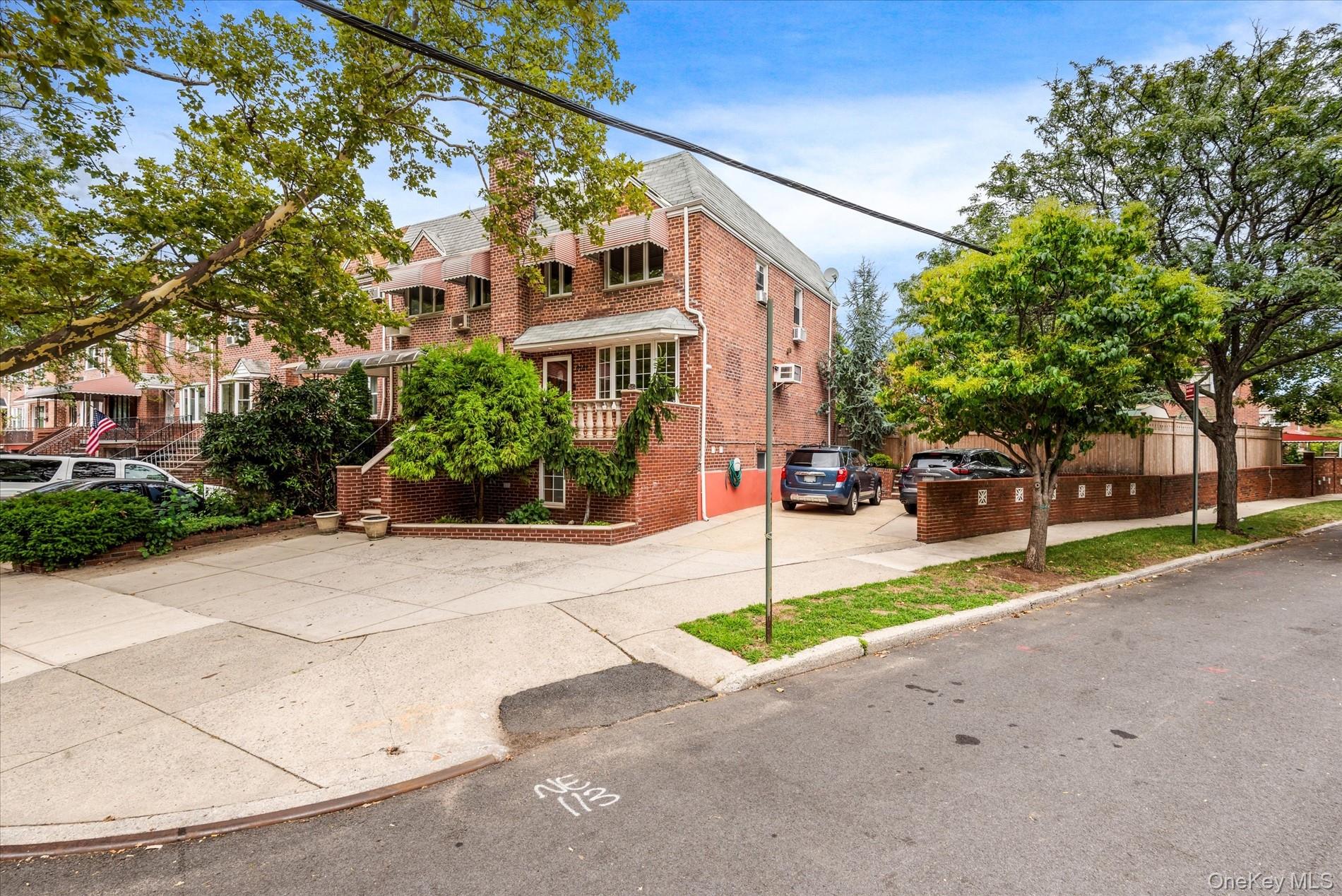 #1 photo, 6161 75th Place, كوينز Middle Village , NY 11379