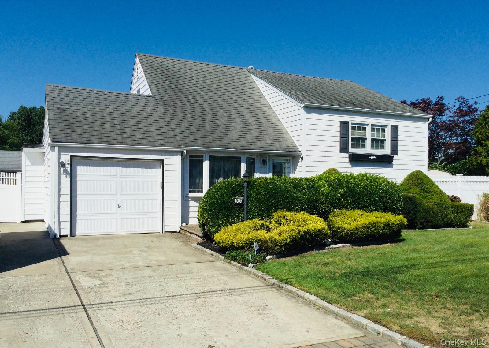 #1 photo, 100 Jefferson Avenue, सफ़ोक काउंटी Islip Terrace , NY 11752