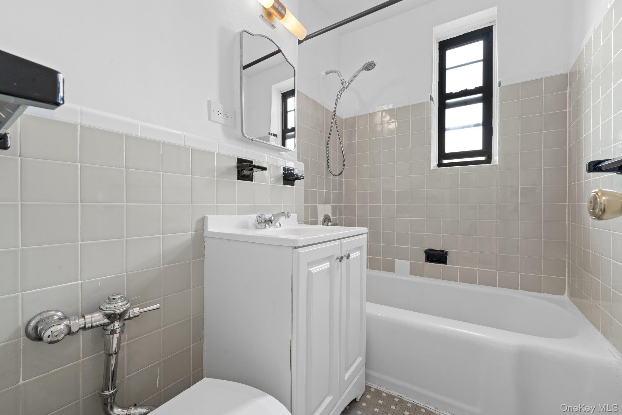 #16 photo, 37-27 86th Street, クイーンズ区 Jackson Heights , NY 11372